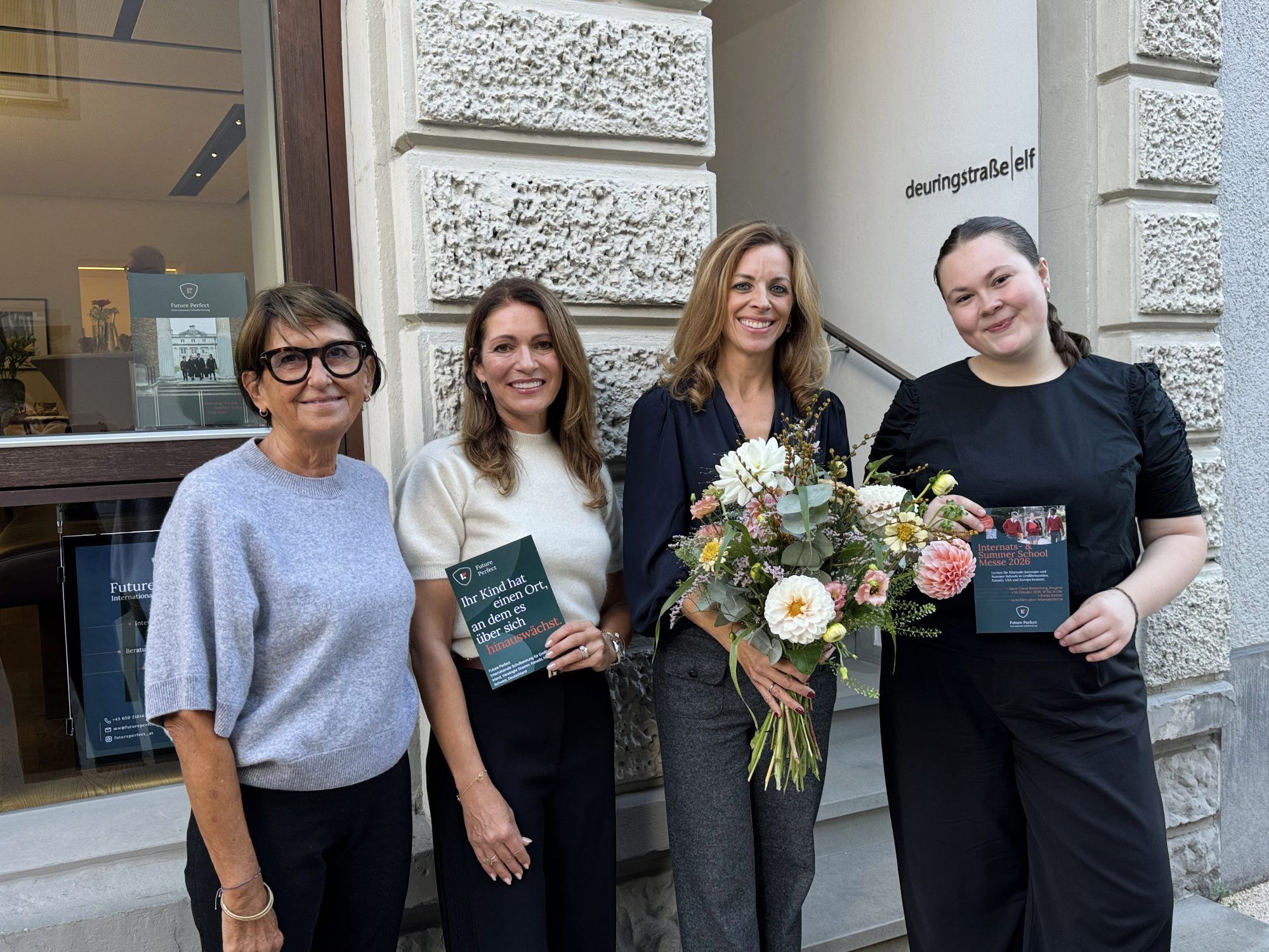 Inhaberin Michaela Wüstner (2.v.re.) mit Vermieterin Cary Baschnegger, Projektbegleiterin Christine Übelher und Josefine Müller bei der Eröffnungsfeier.