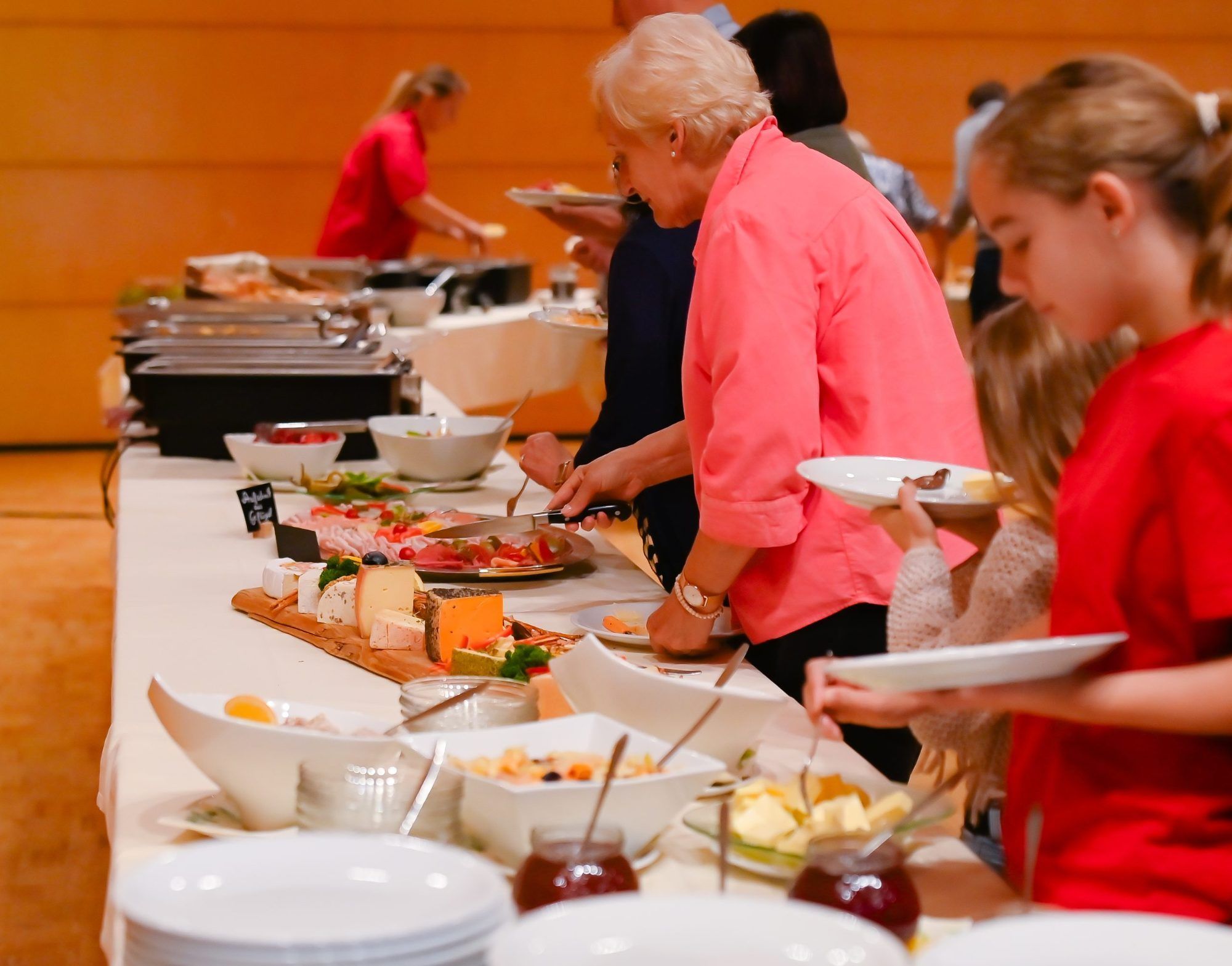 Das reichhaltige Brunchbuffet lud bei der Mäderer Matinée zum Genießen und gemütlichen Beisammensein ein.