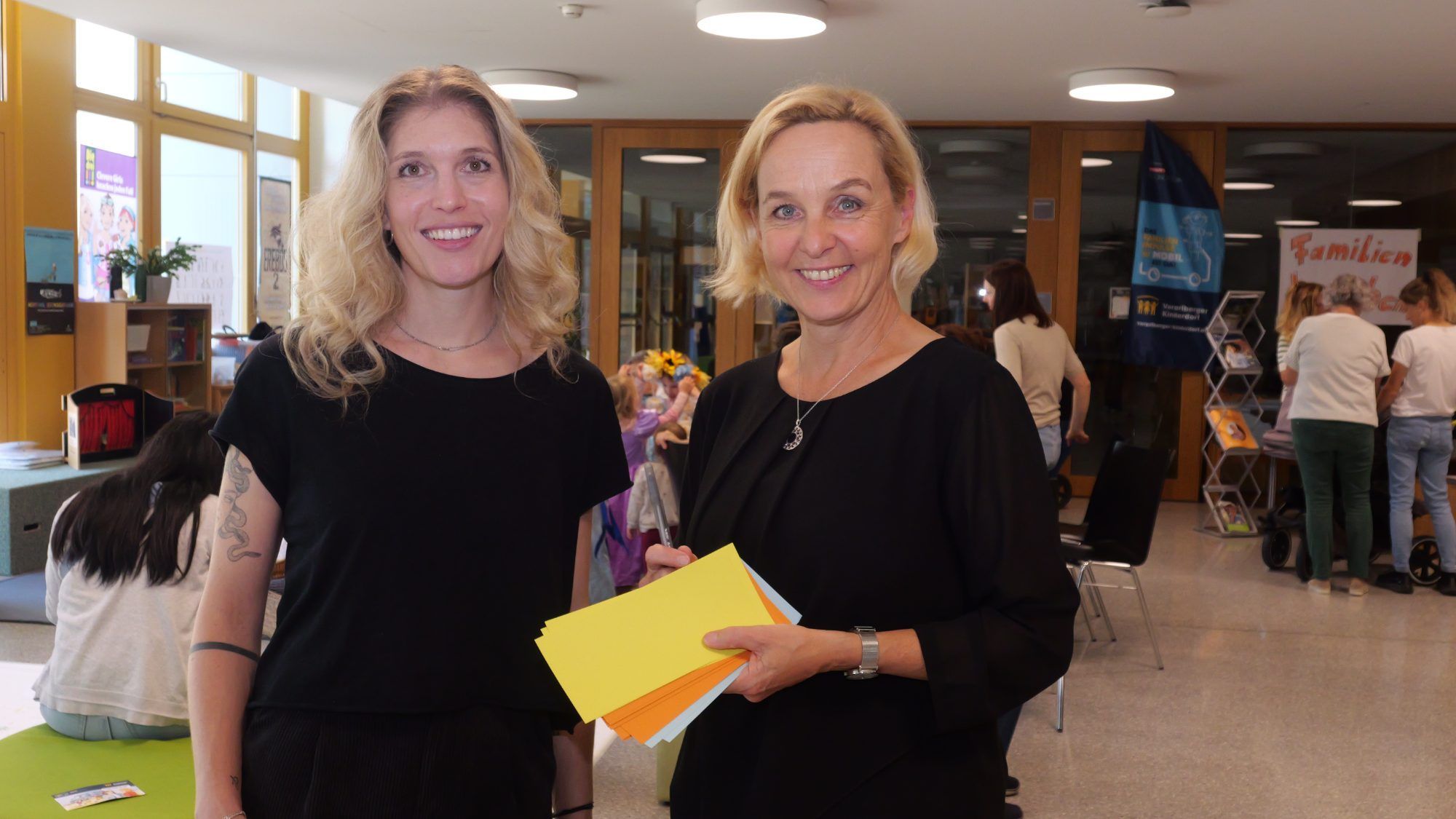 Projektleiterin Jasmine Türk und Heike Montibeller-Perle sind für die