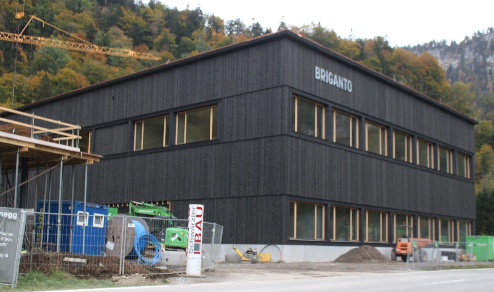 Im Holzbau-Mekka Bregenzerwald sind Felder und Bischofberger als Metallverarbeiter Betriebe, die für Vielfalt in der Region stehen. Gemeinsam investieren die beiden rund 23 Millionen Euro und die am Bau beteiligten Firmen liefern einen starken Beweis für ihre Leistungsfähigkeit.   