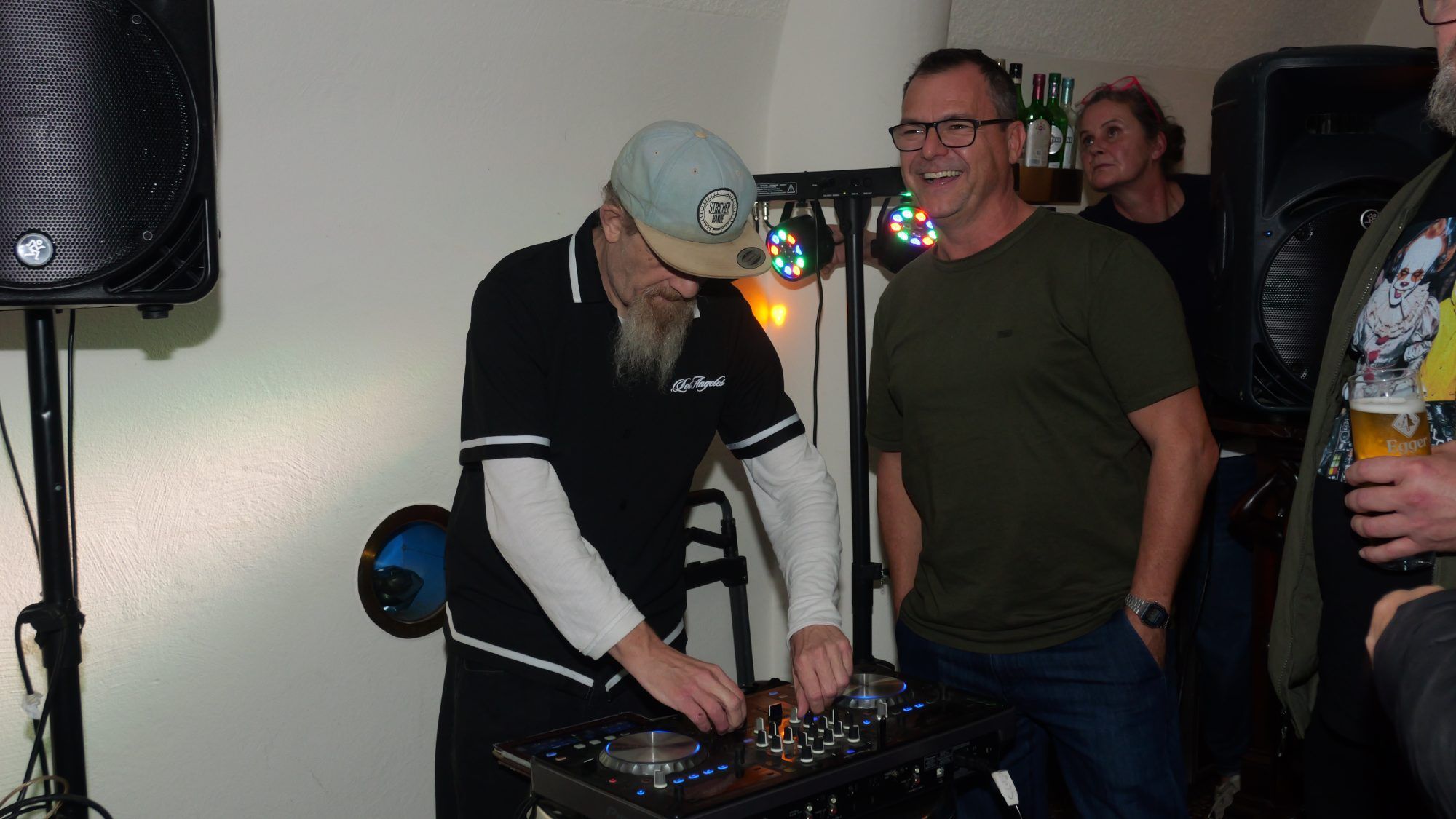 Wenn der DJ stimmt: DJ Psik sorgte im Café Feurstein für die passenden Beats und ausgelassene Stimmung.