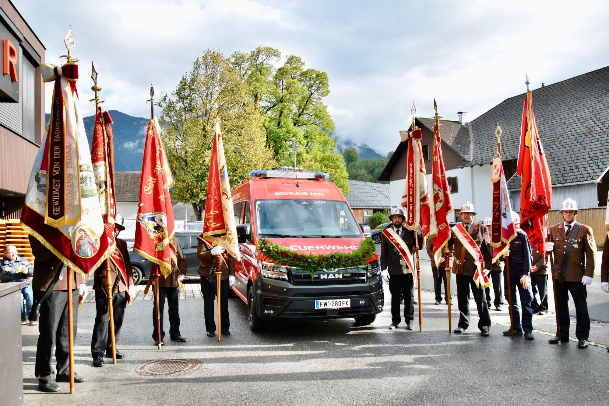 Fahnenabordnungen mit den neuen