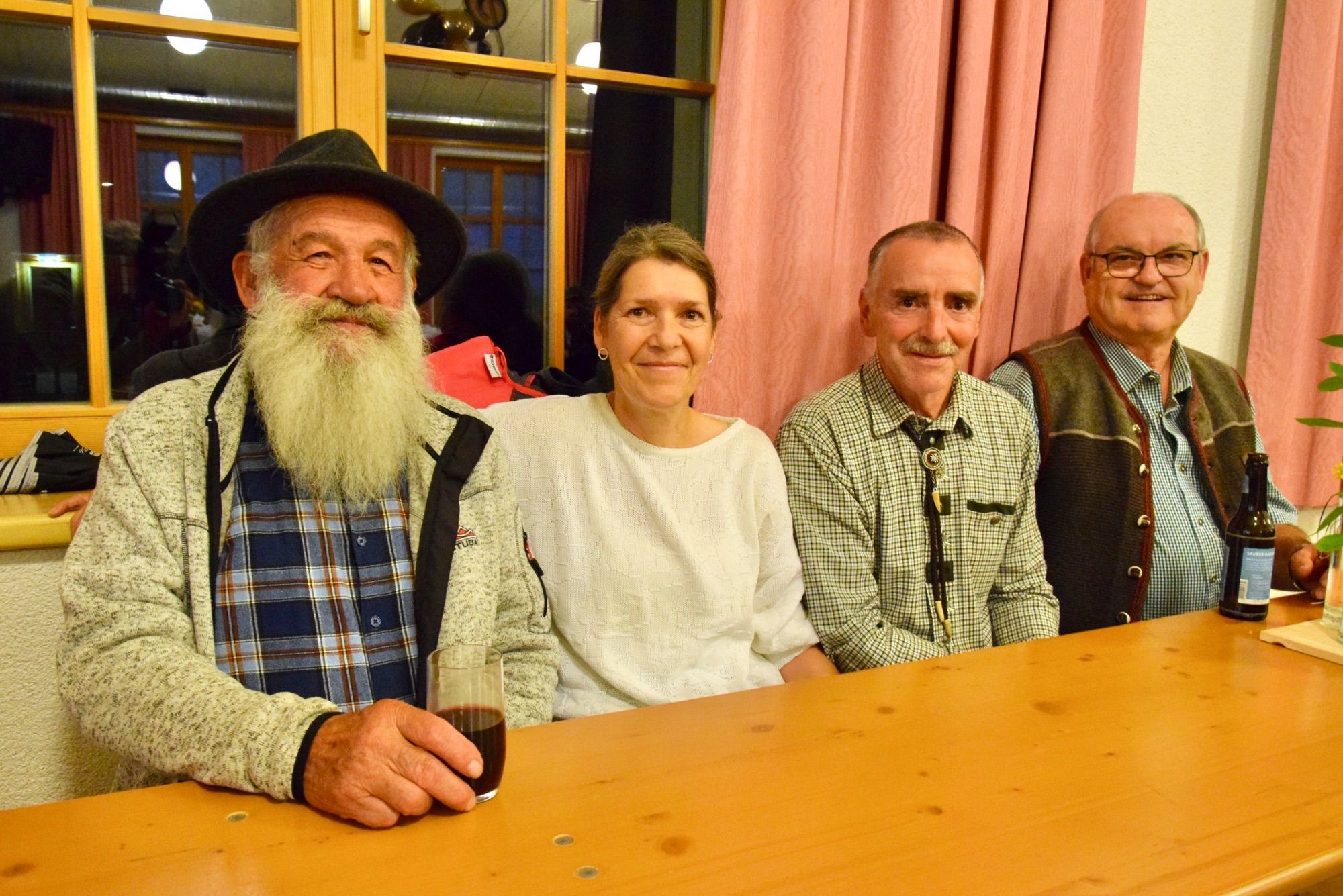 Hermann Loretz (l.) mit Bekannten anlässlich des Festabends im Vereinshaus Silbertal.