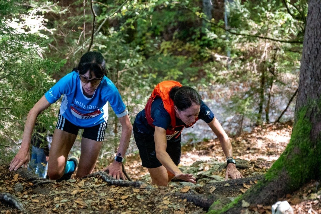 Siegerin Nicole Klingler (r.) überholt Petra Summer aus Sulz. PRIVAT