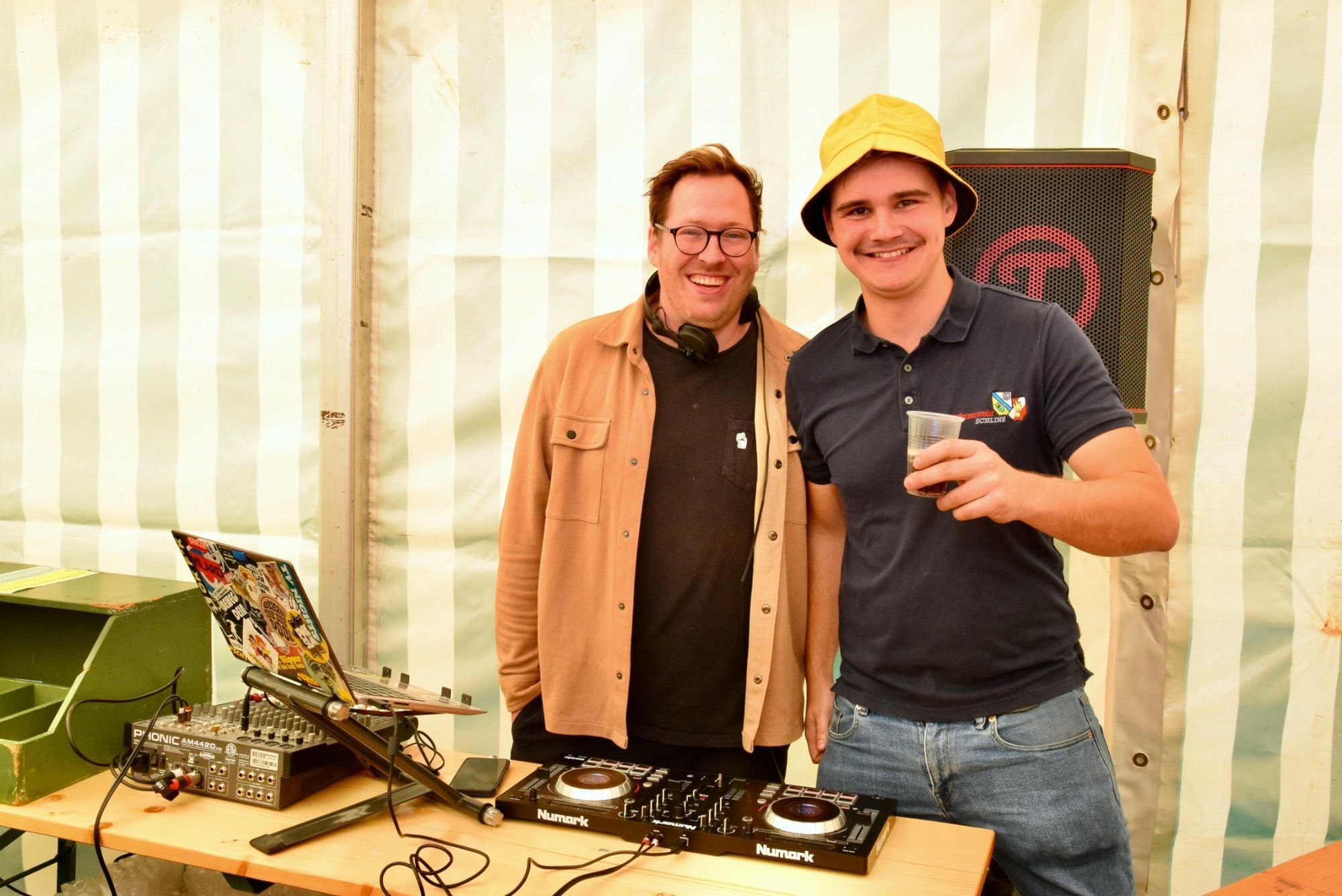 Der DJ (l.) - hier mit Festbesucher Sebastian Nairz - sorgte für gute Laune in der Bar.