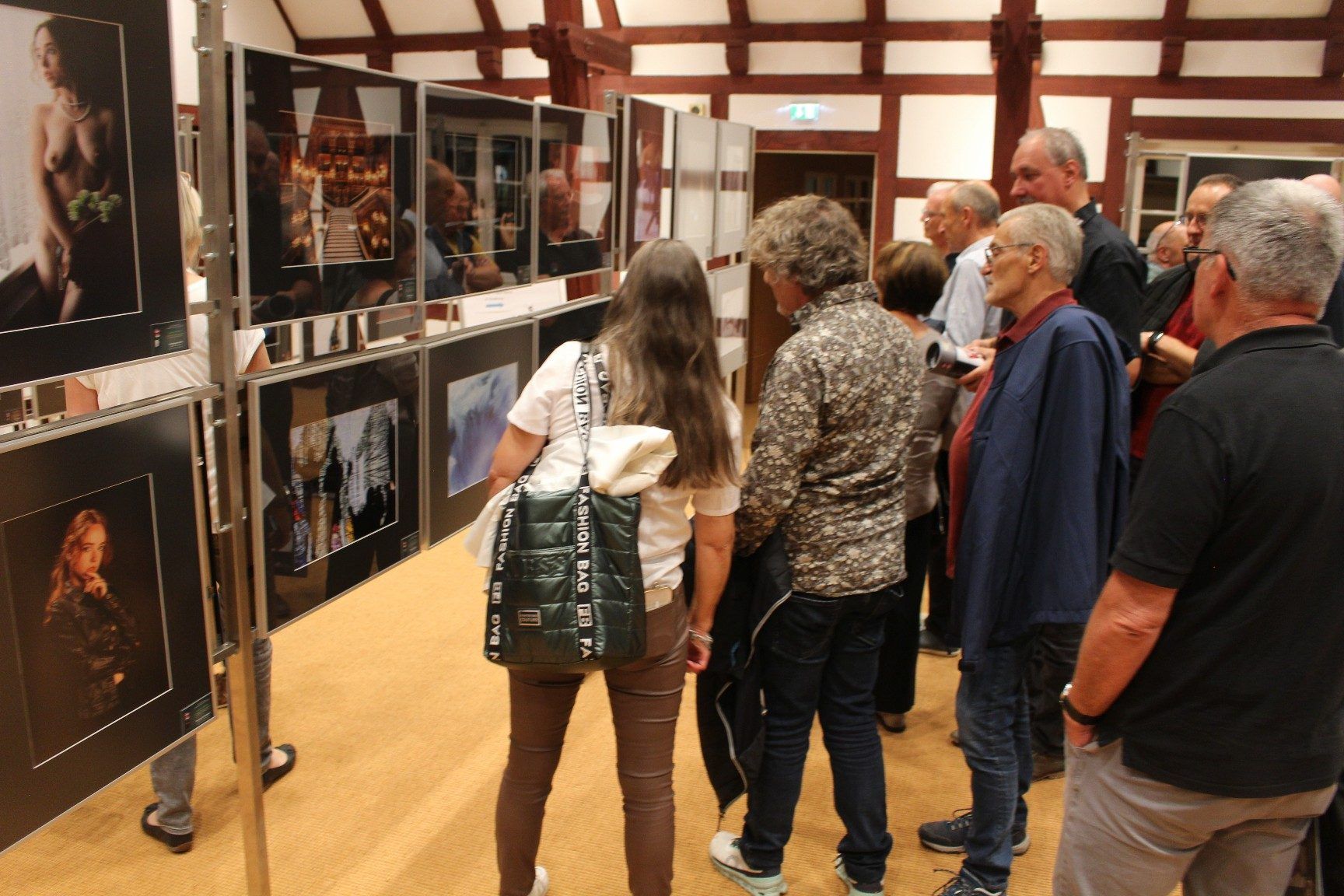 Zahlreiche Besucher waren im Siechenhaus von den besten Fotos der Landesmeisterschaft beeindruckt.
