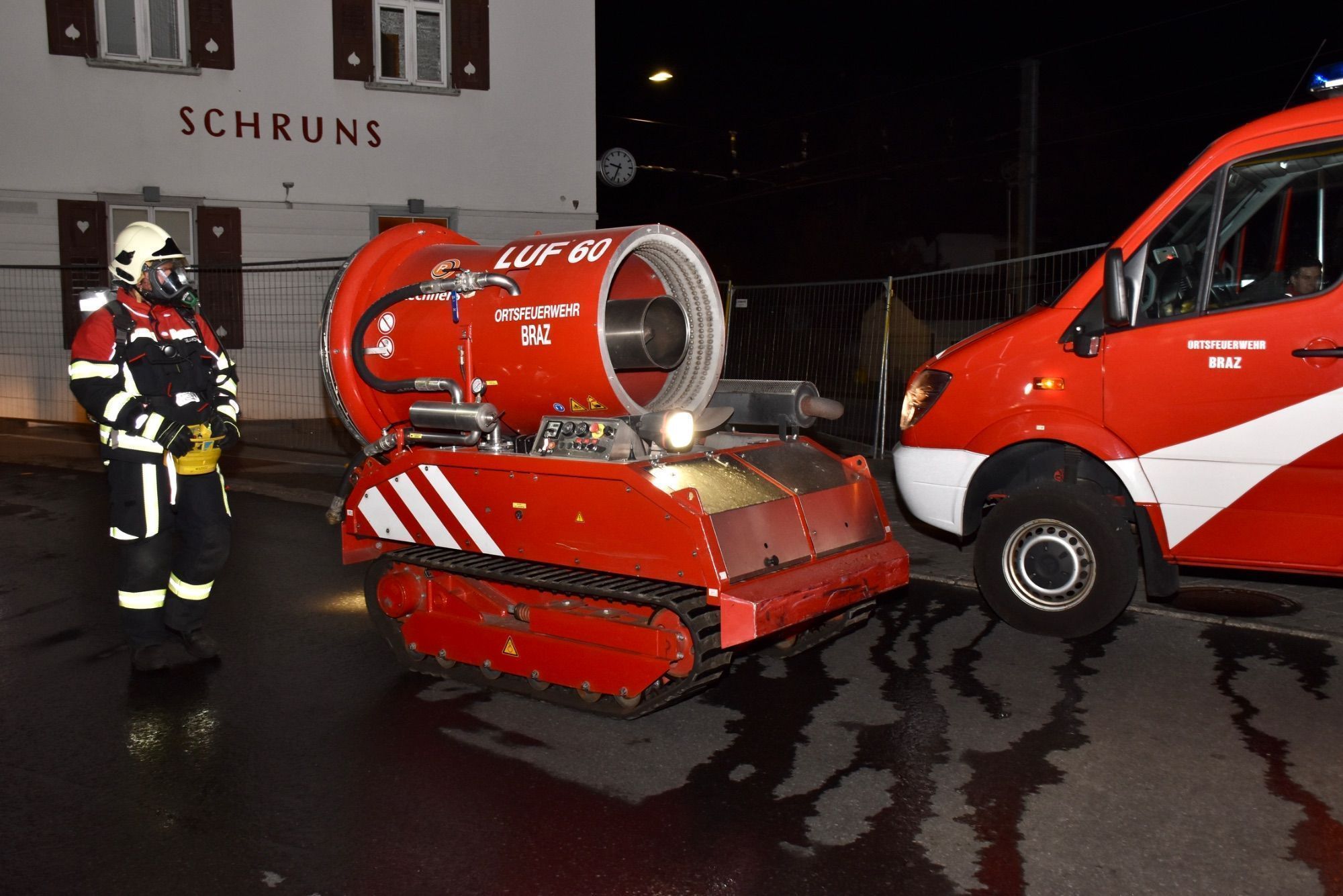 Mindestens 110 Einsatzkräfte von sieben verschiedenen Feuerwehren standen bei der großen Feuerwehrübung bei und in der Tiefgarage am Schrunser Bahnhof im Einsatz. Löschunterstützungsfahrzeuge, kurz LUF, stellten die Feuerwehr Braz und die Feuerwehr Illwerke zur Verfügung. Den Nebel machte die Feuerwehr Zwischenwasser.