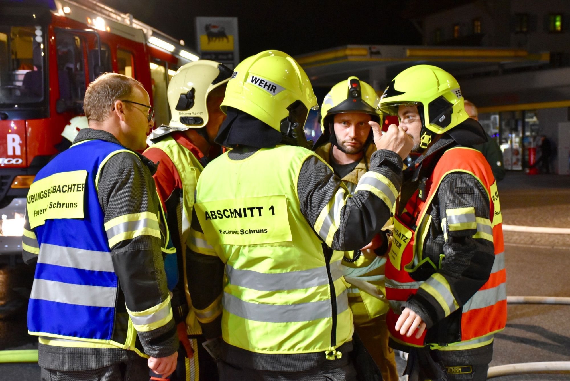 Mindestens 110 Einsatzkräfte von sieben verschiedenen Feuerwehren standen bei der großen Feuerwehrübung bei und in der Tiefgarage am Schrunser Bahnhof im Einsatz. Löschunterstützungsfahrzeuge, kurz LUF, stellten die Feuerwehr Braz und die Feuerwehr Illwerke zur Verfügung. Den Nebel machte die Feuerwehr Zwischenwasser.