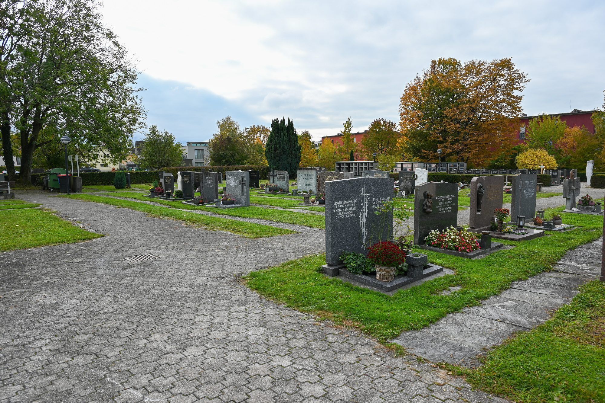 Wenn keine Angehörigen mehr vorhanden sind, übernimmt die Gemeinde die Bestattungskosten.