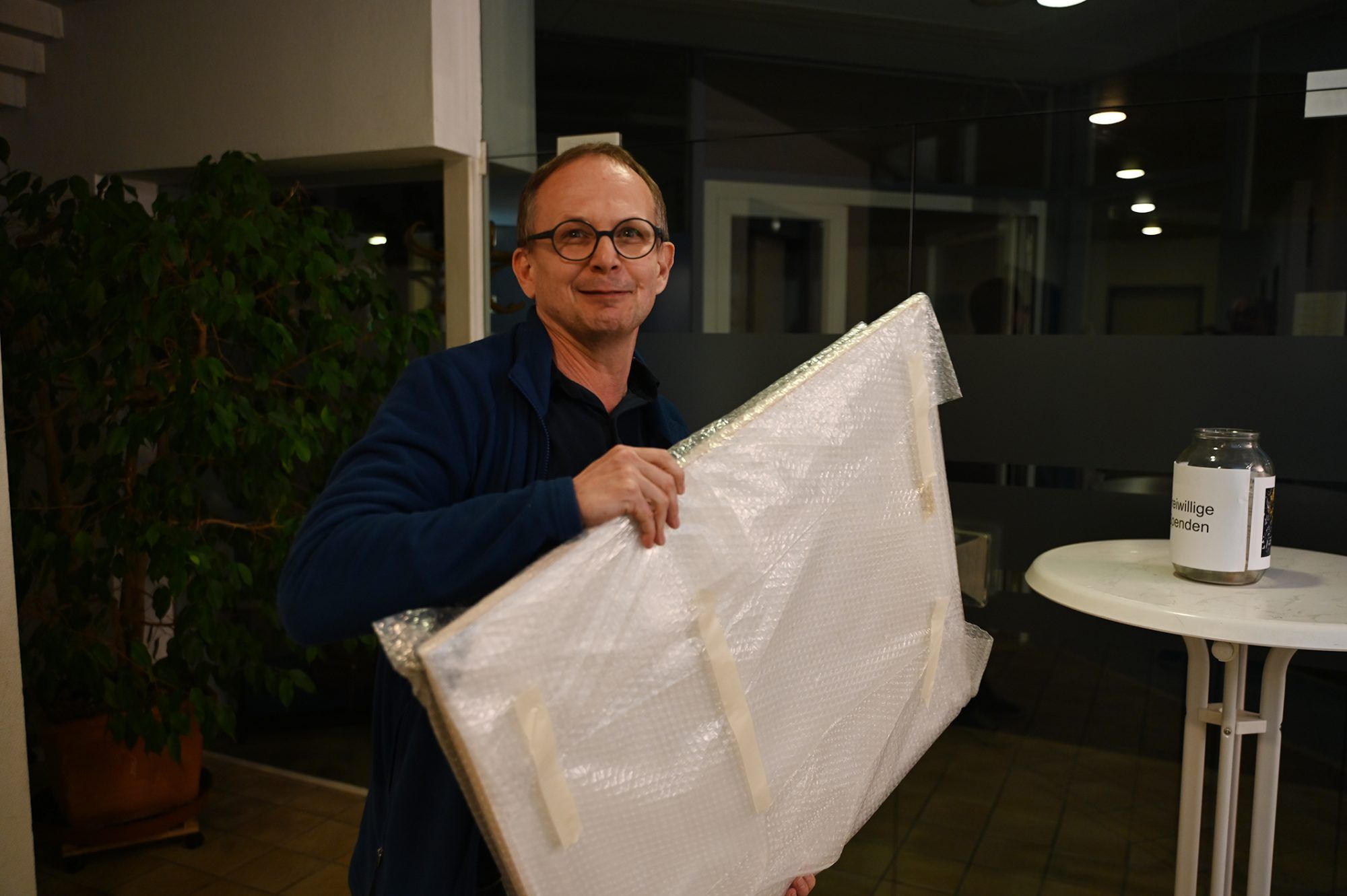 Im Erdgeschoss wurden die ersteigerten Kunstwerke bereits verpackt ausgefolgt.