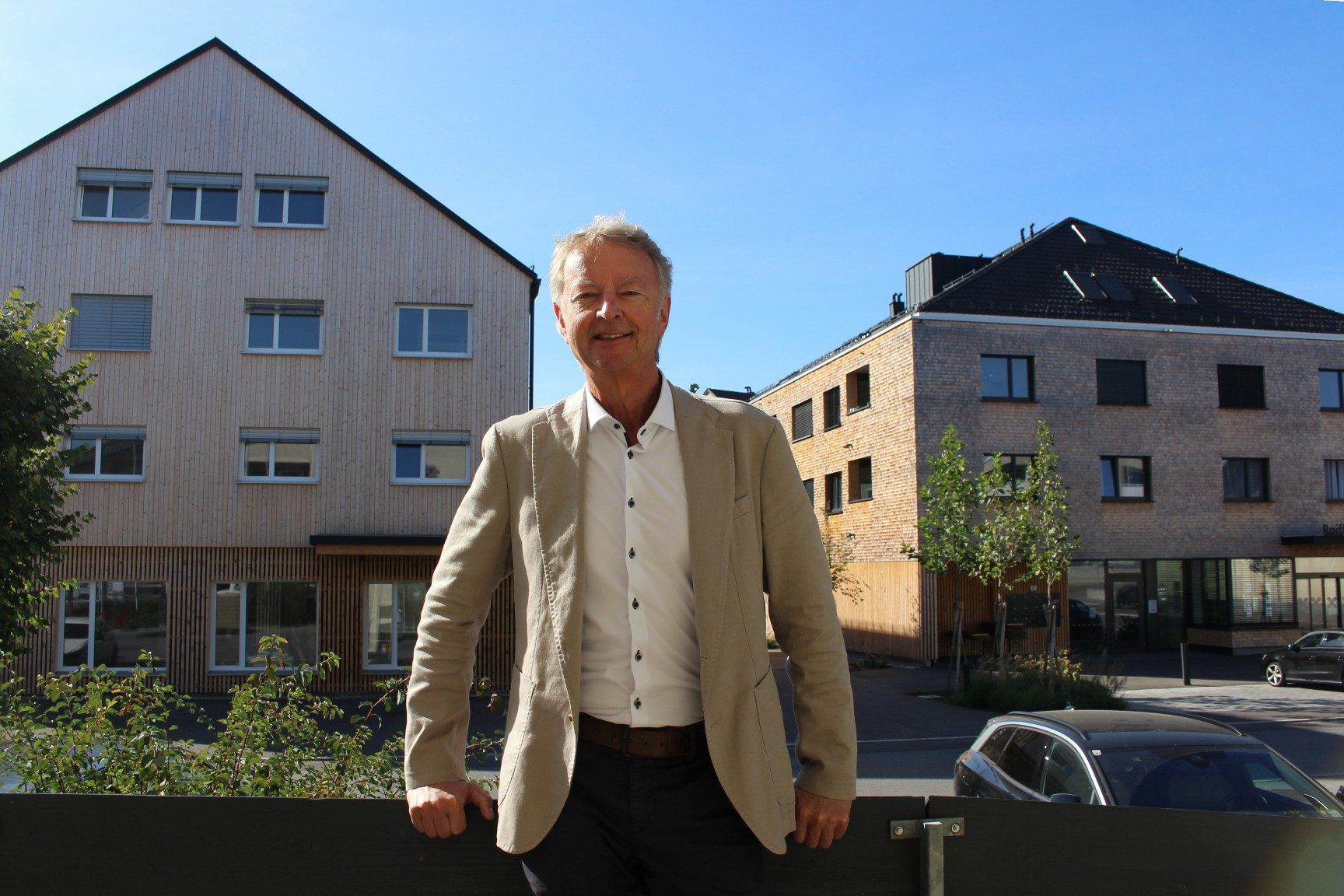 Der Bau der großen Wohnanlage im Zentrum ist zwar abgeschlossen, Herbert Sohm hofft aber immer noch, dass die als Gewerbeflächen freien Räume für einen Dorfladen oder ein Dorfcafé oder beides kombiniert genützt werden können.