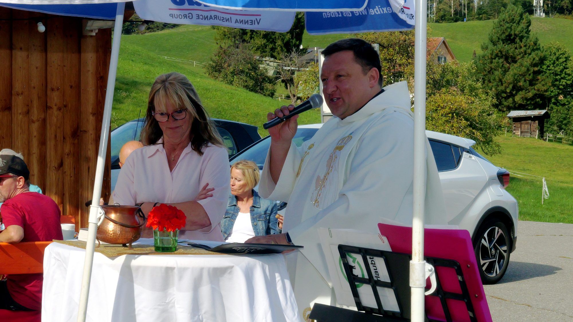 Nenzings Pfarrer Johannes Kolasa sprach von den Tieren als Geschöpfe Gottes mit eigener Daseinsberechtigung.