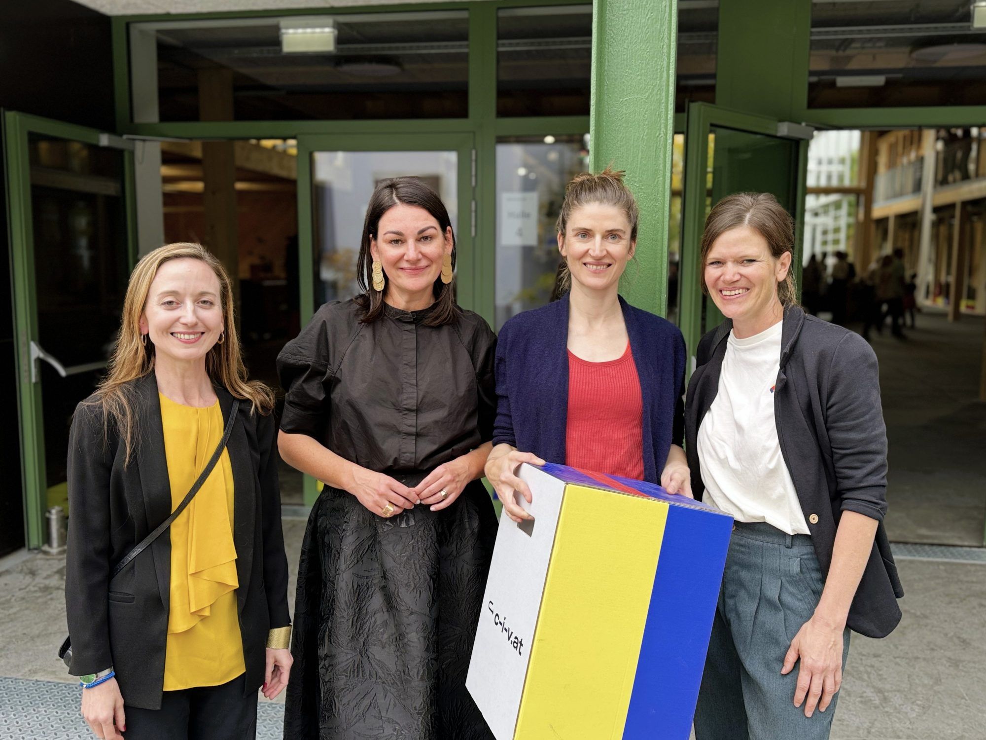  Margarita Köhl (FHV), CampusVäre GF Bettina Steindl, Mitkuratorin Johanna Milde und designforum-Leiterin Susanne Siemayr bei der Ausstellungseröffnung.