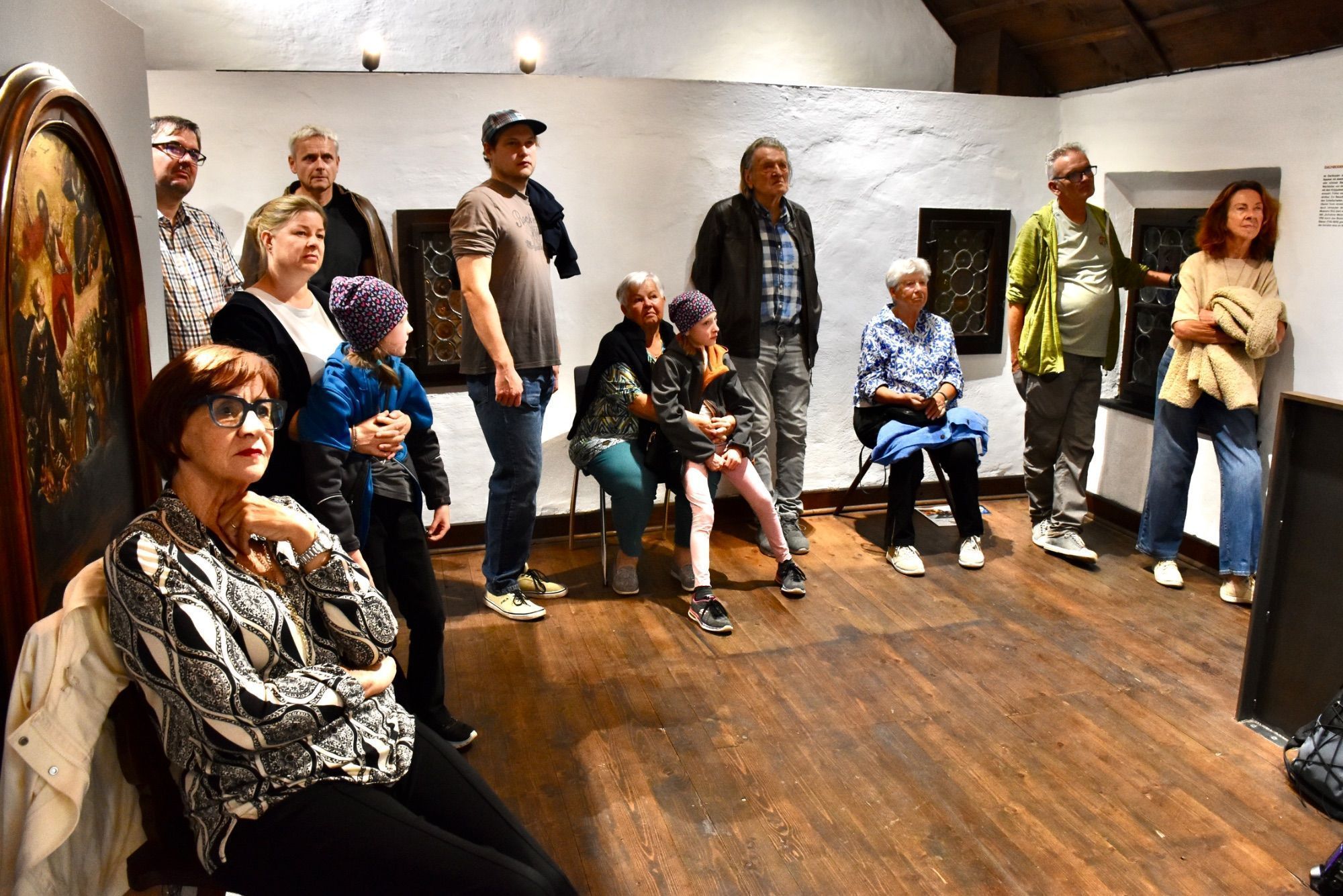 Aufmerksam verfolgten die Besucherinnen und Besucher in der Langen Nacht der Museen im Stadtmuseum Bludenz die Ausführungen von Feuerwehrmann Werner Schwarz.