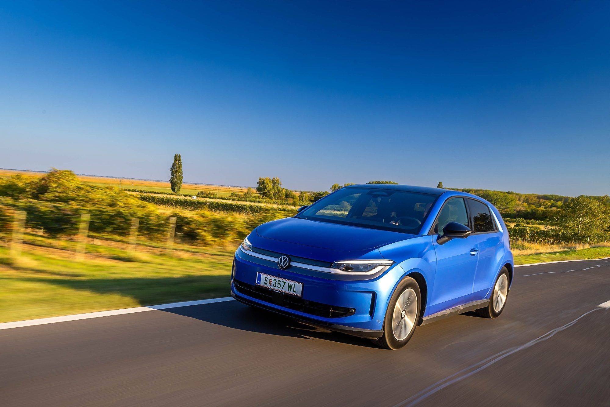 Unterwegs auf den malerischen Straßen rund um den Neusiedler See: Der neue ID.Polo übernimmt eine Kernrolle in der E-Palette von VW – er steht für den Neuanfang in Design, Technik und Bedienungs-Logik