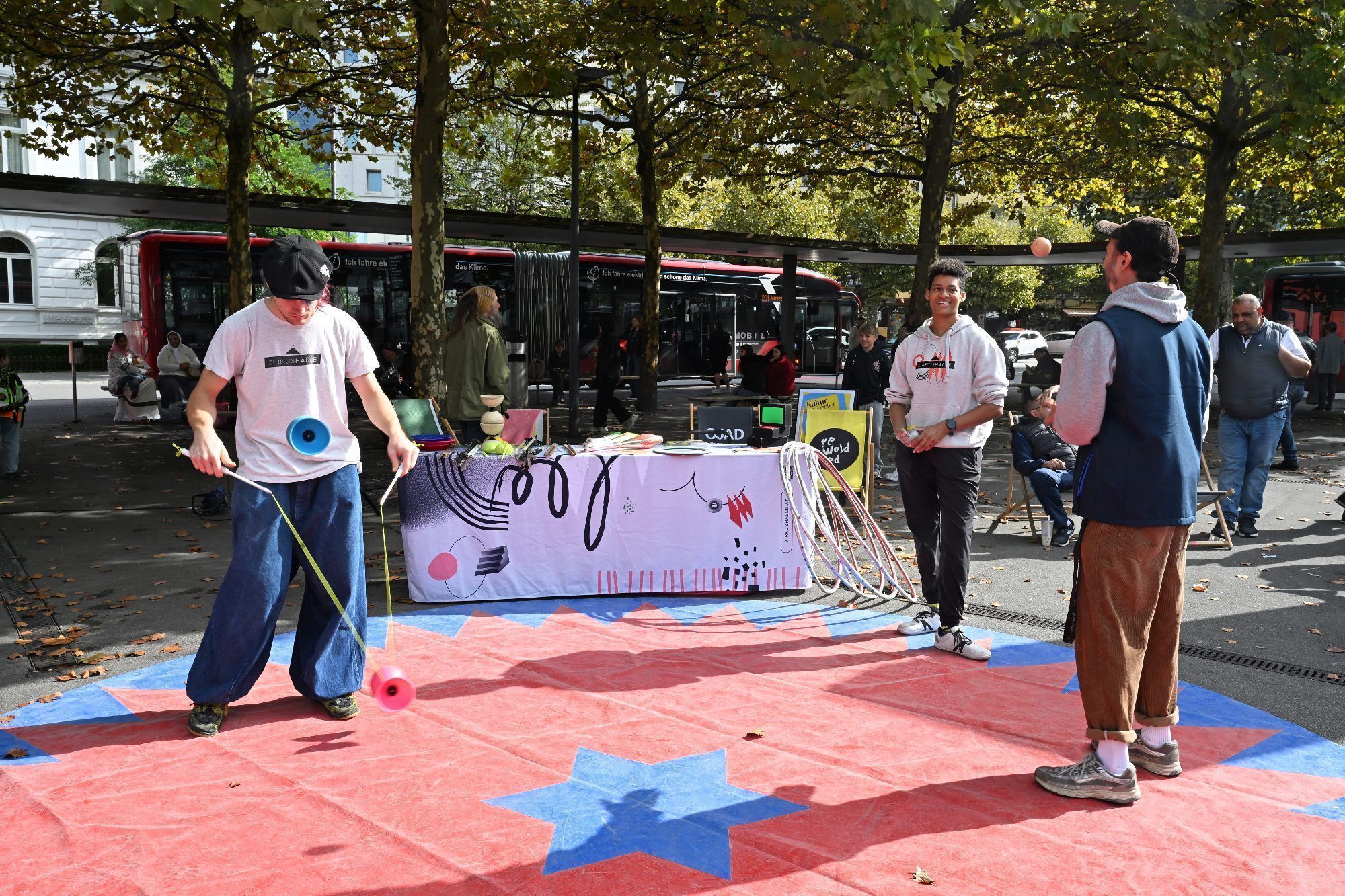 Artisten der Zirkushalle boten Zirkus zum Mitmachen an.