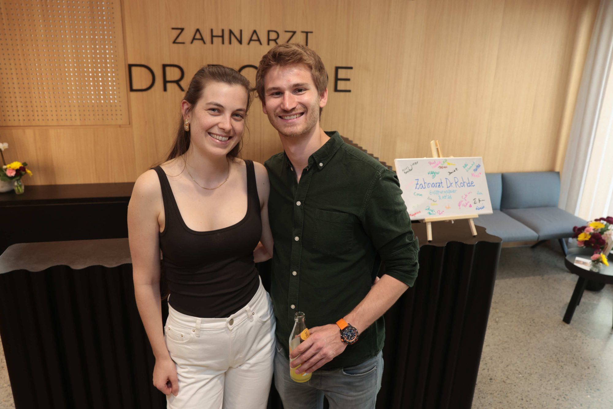 Kieferchirurgin Lena Denk und Pilot Matthias Hofer.