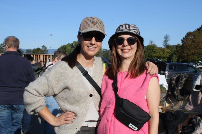 Melanie und Sarah Wäger hatten viel Freude und Spaß beim Verkauf der Raritäten.