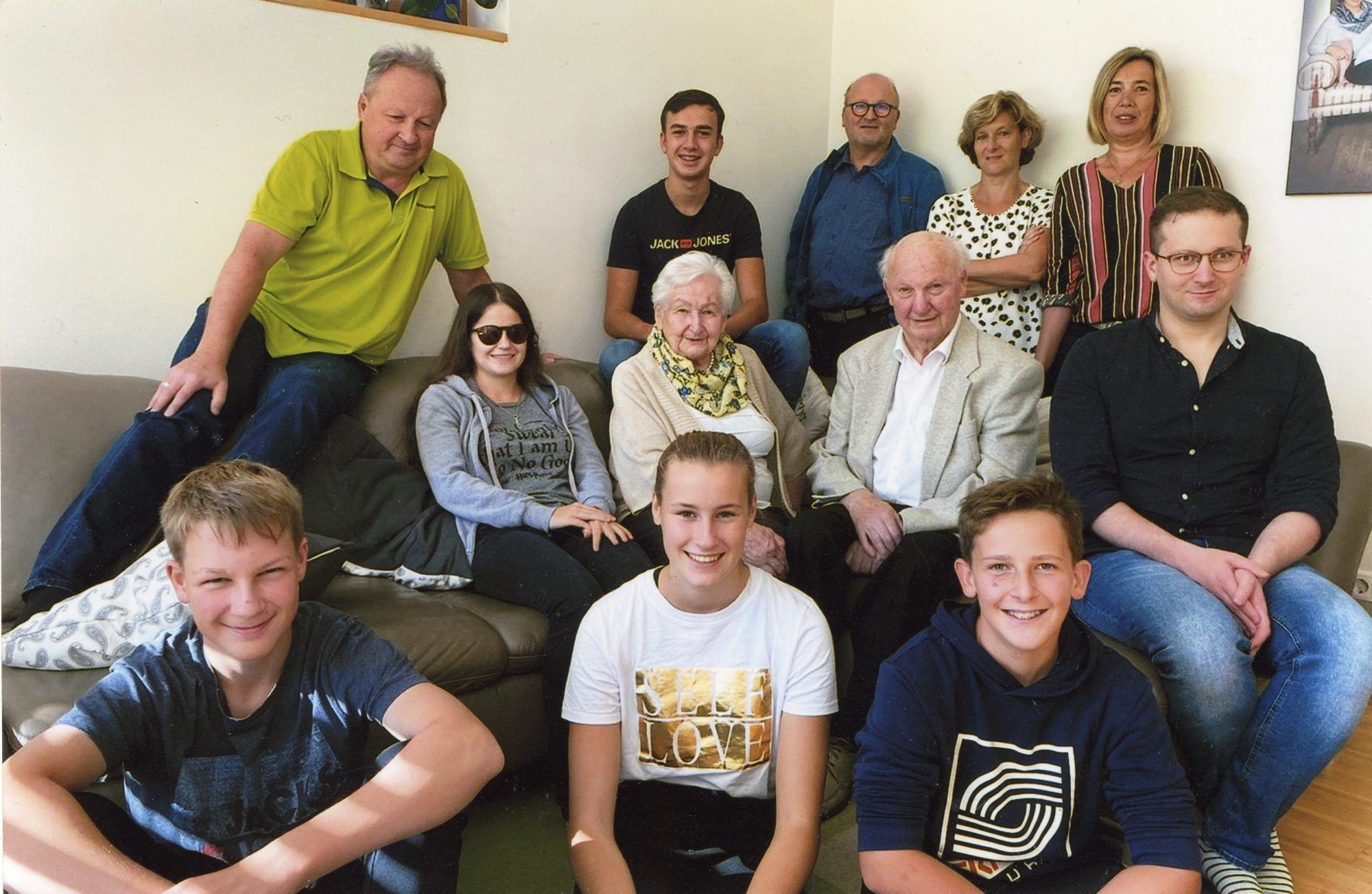 8. Hans Thöni mit Rösle im Kreis der Familie mit Kinder und Enkel