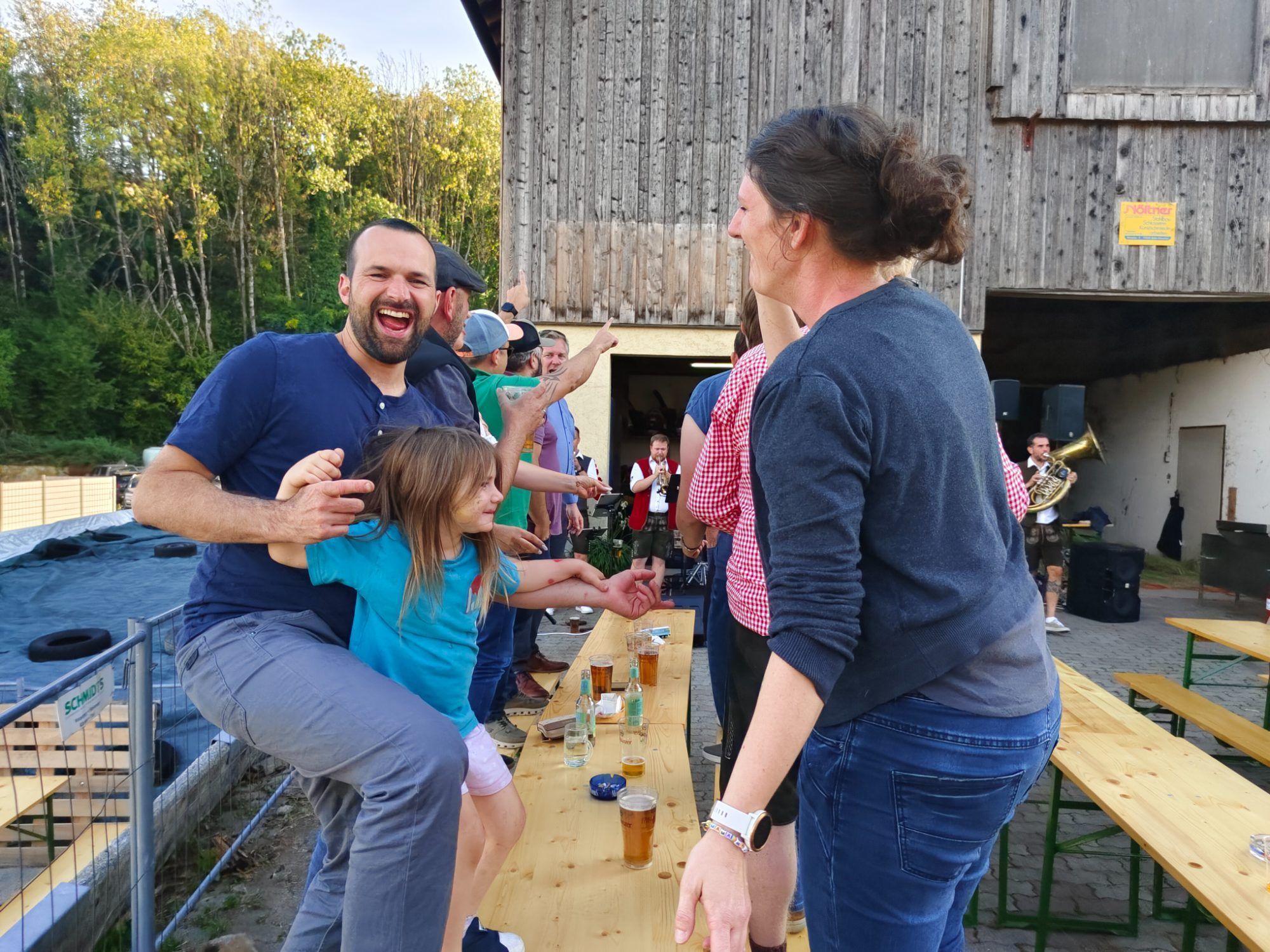 Musik und gute Laune: Bis in den späten Nachmittag wurde beim Hoffest auf dem Hubertushof geschunkelt, getanzt und gemeinsam gefeiert.