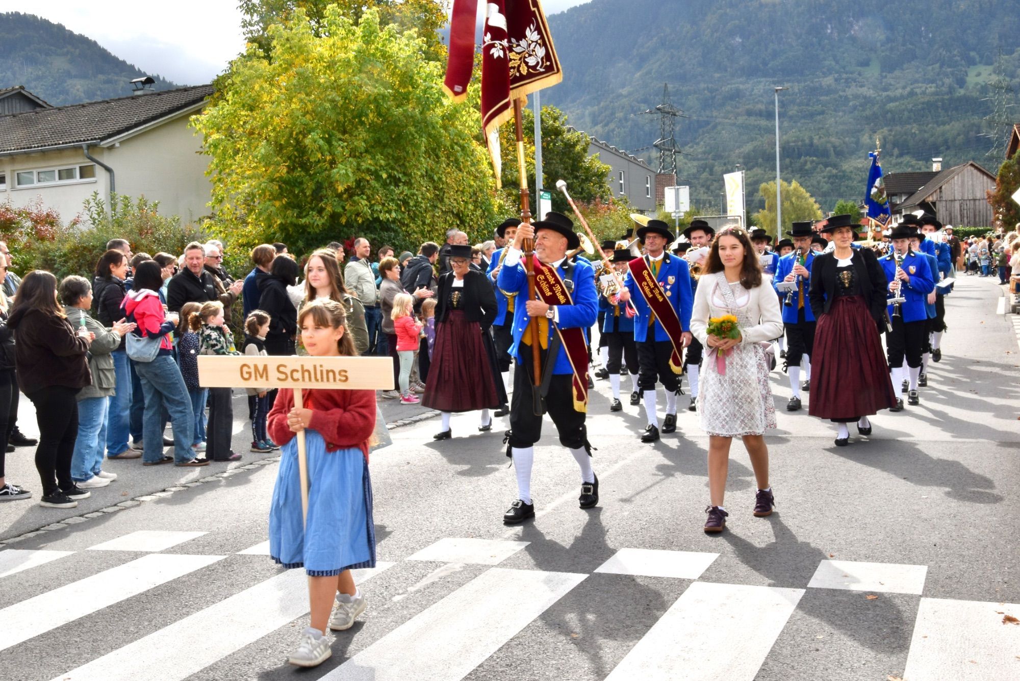 Festumzug in der Bahnhofstraße in Schlins: Gemeinde Musik Schlins.