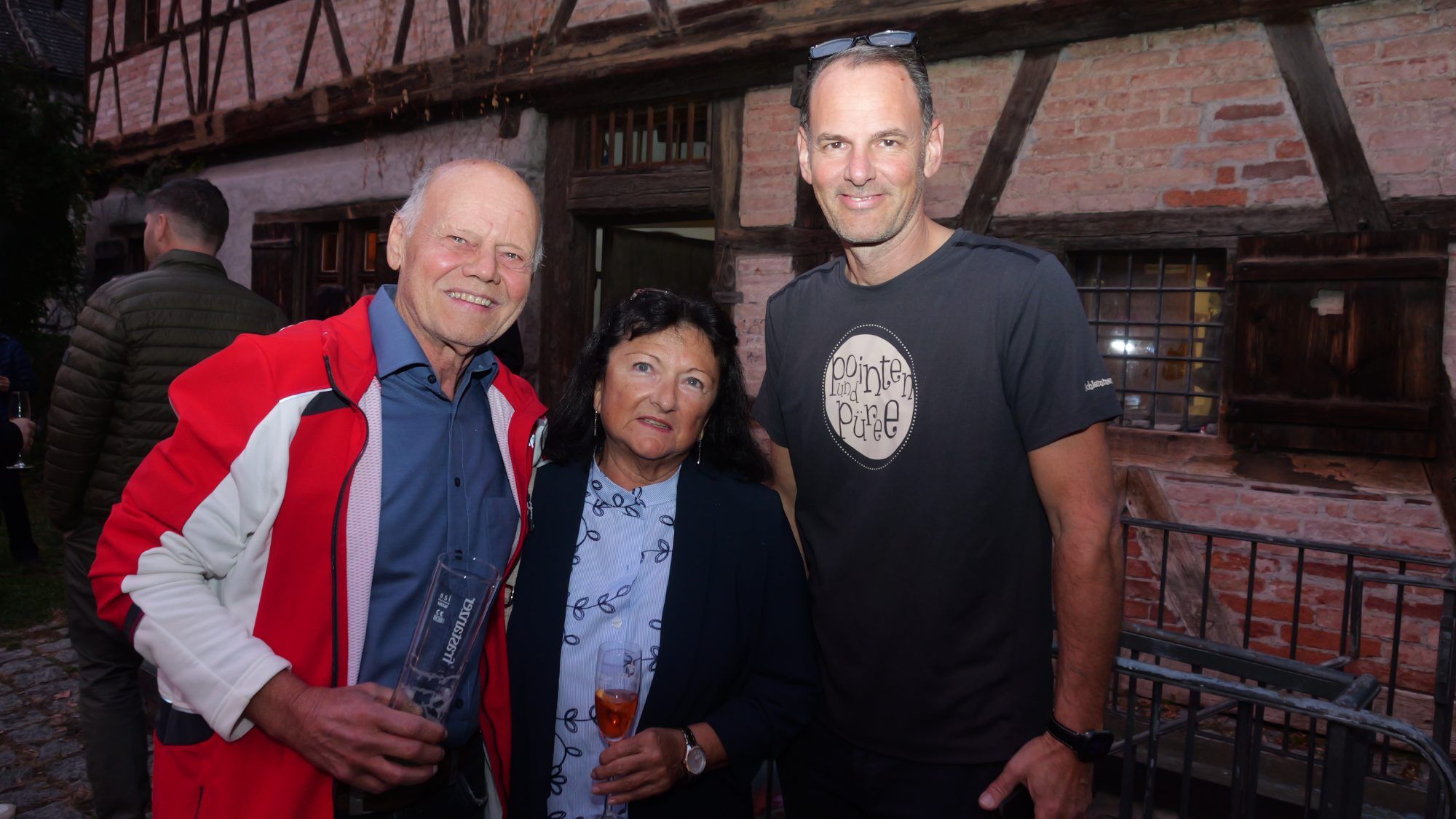 Feierten fröhlich: Klaus und Astrid Bösch mit Ralf Andres (Technik).