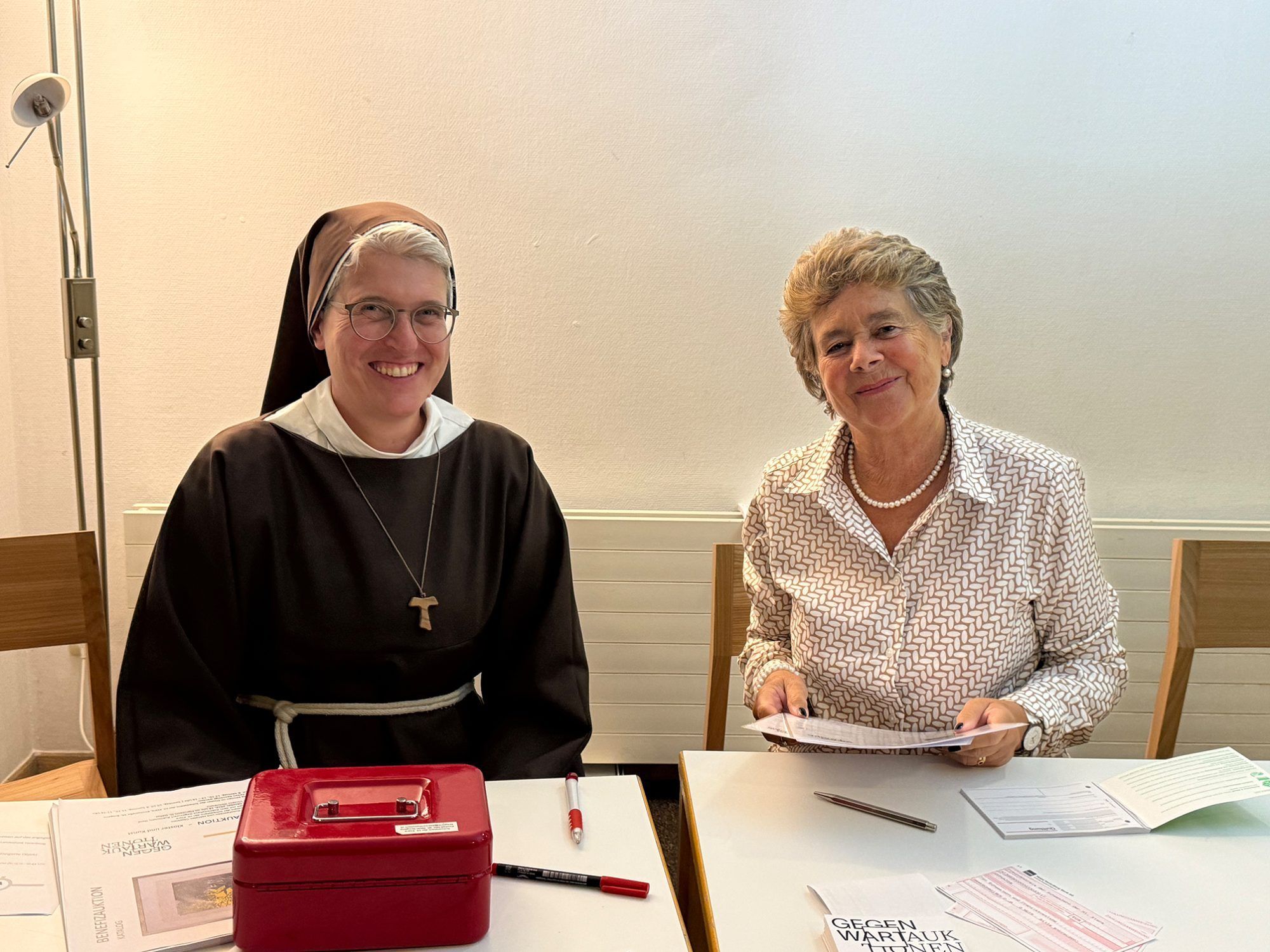 Sr. Ruth Elisabeth und Regina Fiel saßen an der Kassa..
