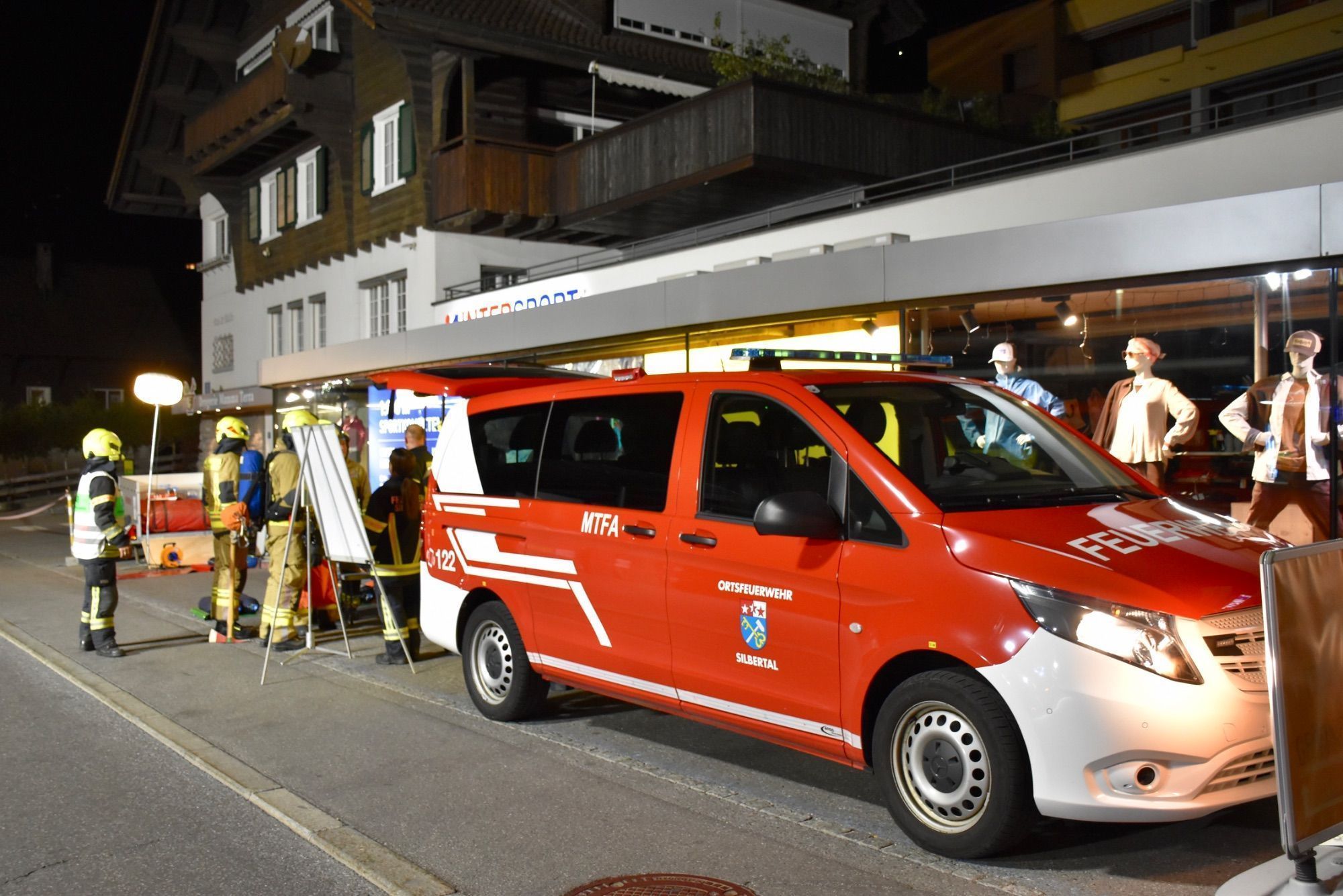 Die Ortsfeuerwehr Silbertal, hier in der Schrunser Bahnhofstraße, war für den Atemschutz-Sammelplatz zuständig.