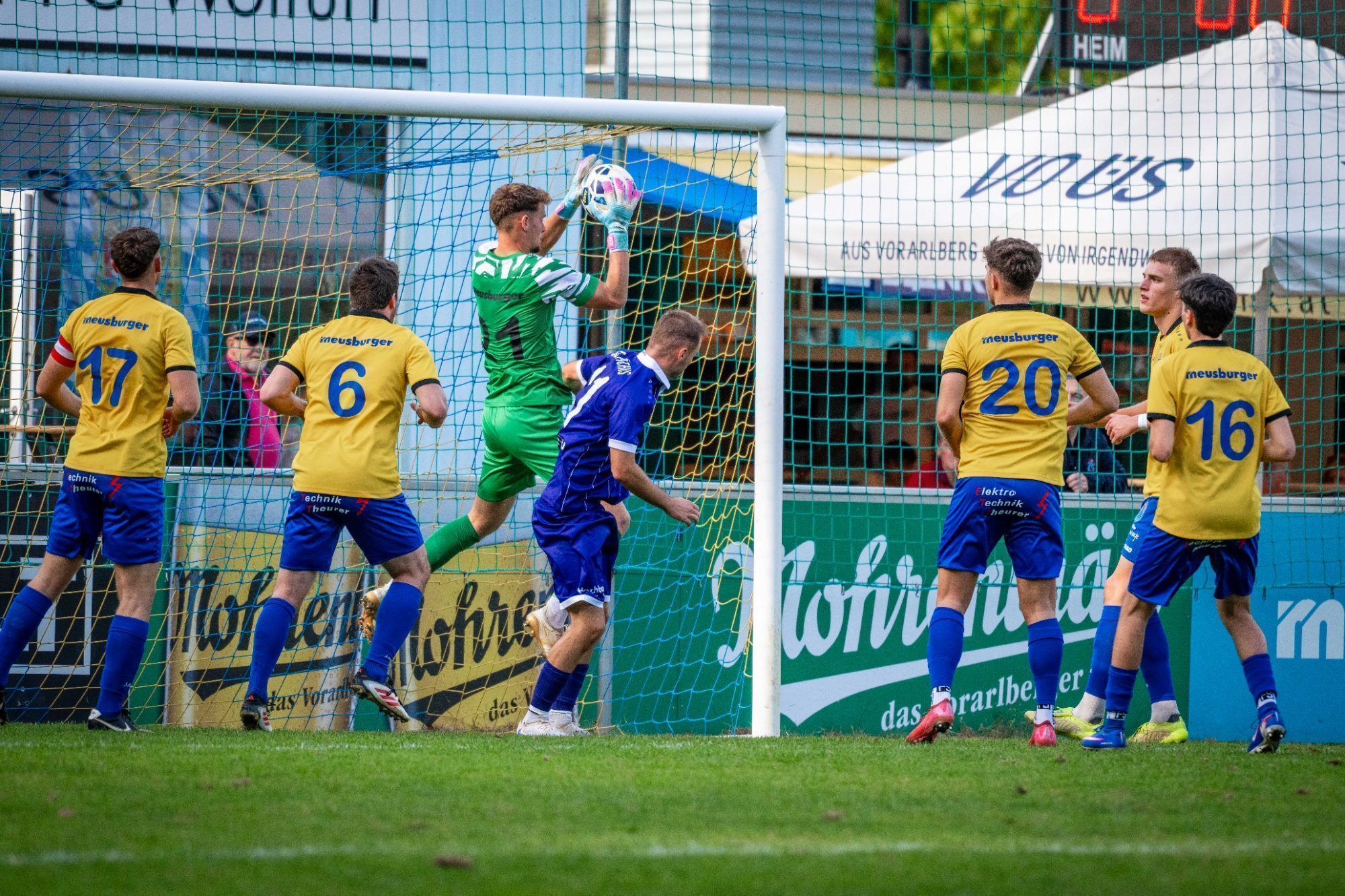 Drei Gegentore in vierzehn Minuten musste Wolfurt Goalie Robin Fink in Kauf nehmen. VN-Rhomberg
