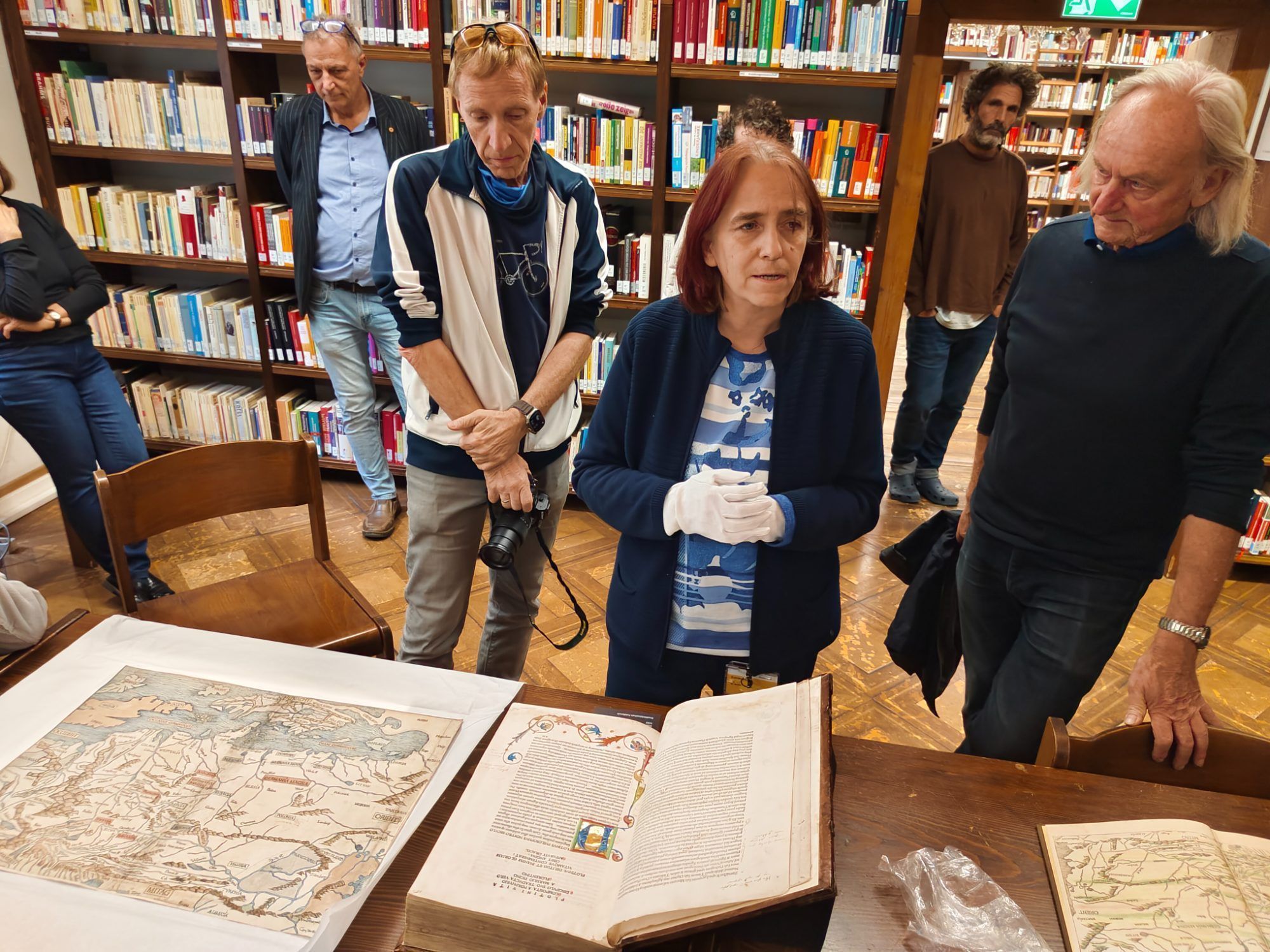 Ein Blick in die Bücherwelt: Bibliotheksleiterin Renate Mille präsentierte den Teilnehmern wertvolle historische Werke.