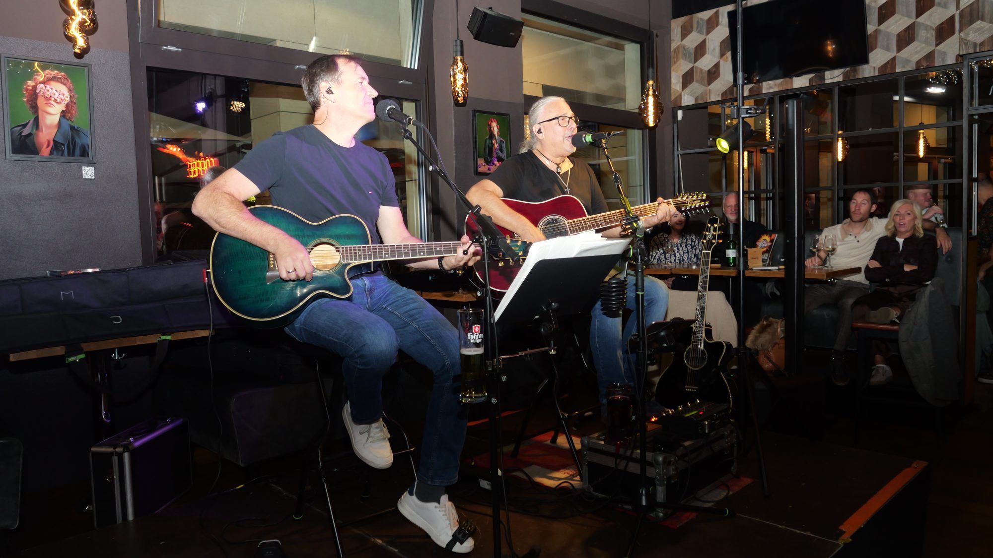 Musikalisches Gipfeltreffen: Bei Jury & Mike im Flax Feldkirch kamen Gitarrensounds und gute Stimmung zusammen.