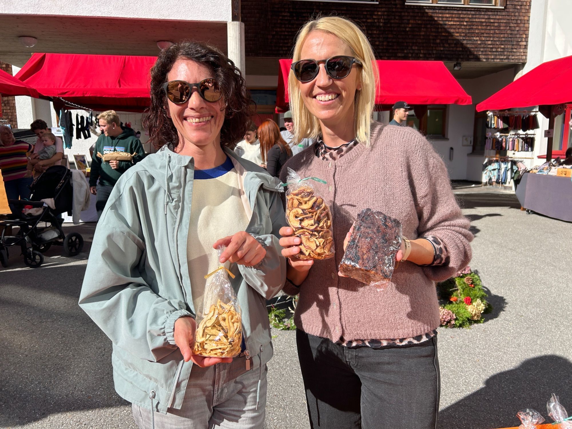 Angela Vonier und Angelika Pfister verkauften Apfelbrot und getrocknete Apfelringe für die Volksschule St. Gallenkirch.