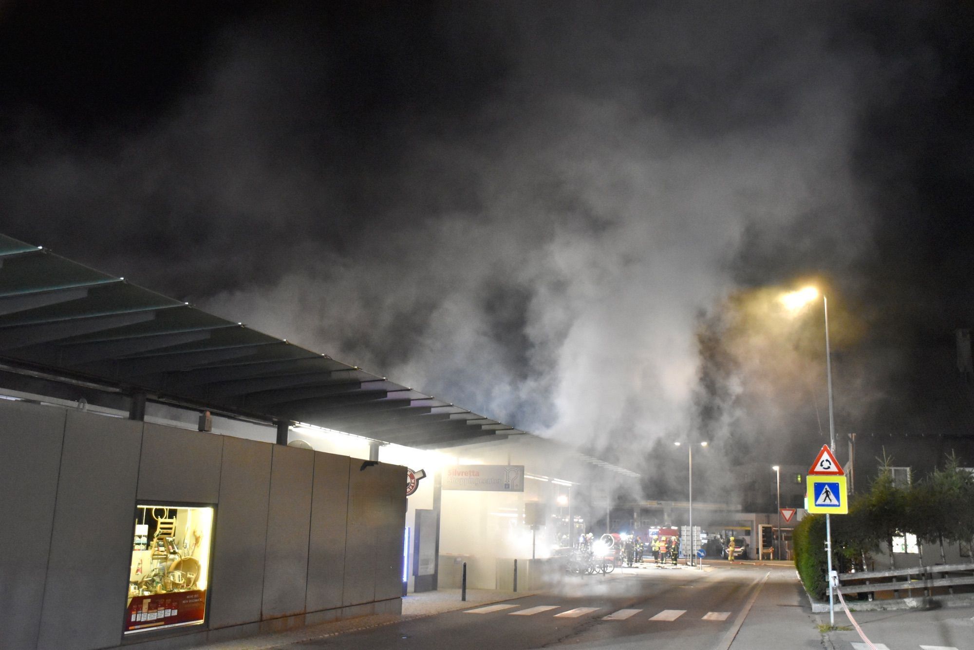 Die Tiefgarage im Schrunser Ortszentrum, am Bahnhof, wurde ordentlich eingenebelt im Bemühen, die Übung möglichst realitätsnah durchzuführen.