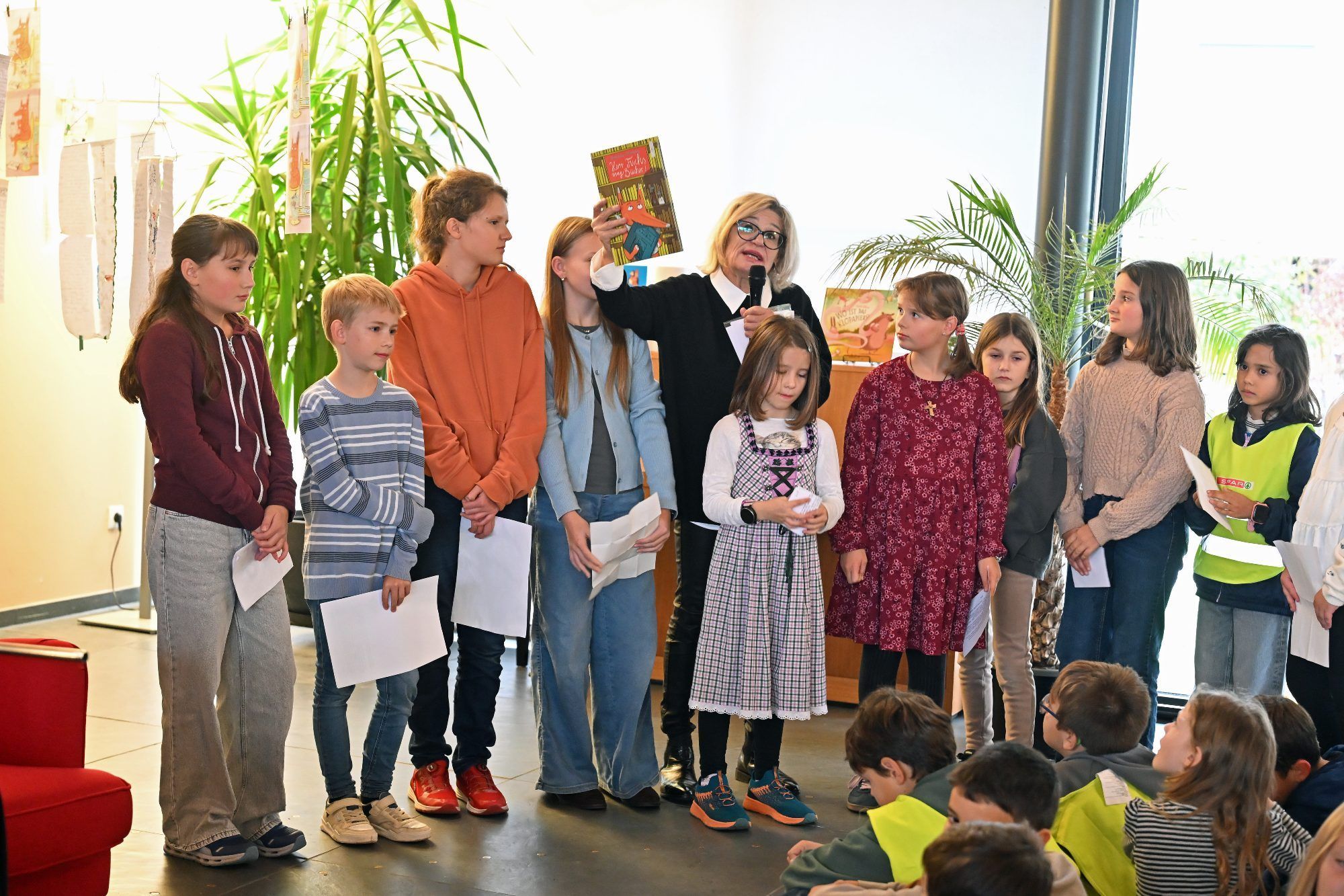 Büchereileiterin Angelika Ibele hatte das Klopapiergeschichten-Projekt mit den Volksschülern durchgeführt.