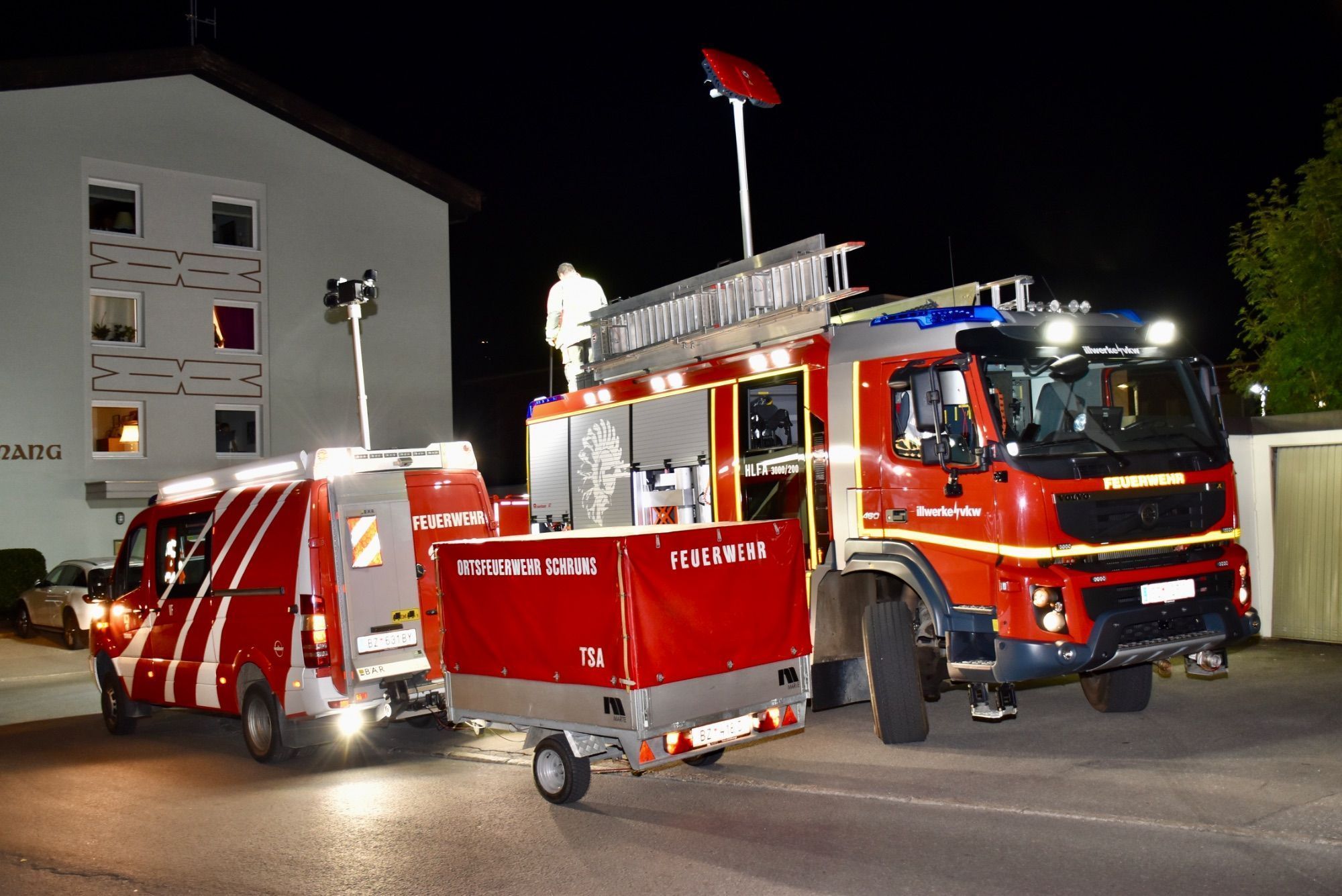 Mindestens 110 Einsatzkräfte von sieben verschiedenen Feuerwehren standen bei der großen Feuerwehrübung bei und in der Tiefgarage am Schrunser Bahnhof im Einsatz. Löschunterstützungsfahrzeuge, kurz LUF, stellten die Feuerwehr Braz und die Feuerwehr Illwerke zur Verfügung. Den Nebel machte die Feuerwehr Zwischenwasser.