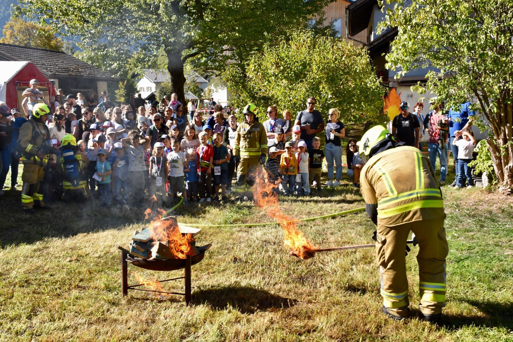 Vorführungen der Feuerwehr, Feuerwehr-Minigolf-Parcours und Blick ins Feuerwehrhaus Gantschier.