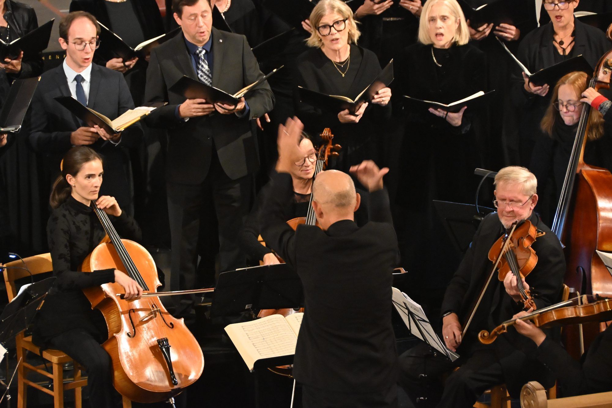 Vollste Konzentration bei Solisten, Choristen und Orchester.