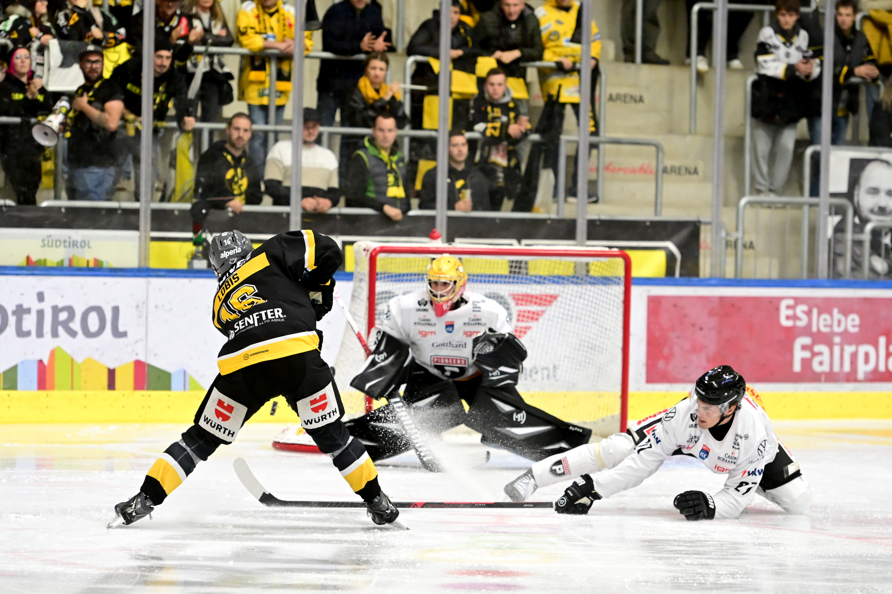 Im ersten Drittel hielt der Abwehrriegel des Schlusslichts. Trotz zahlreicher Möglichkeiten des HCP ging es torlos in die erste Pause.