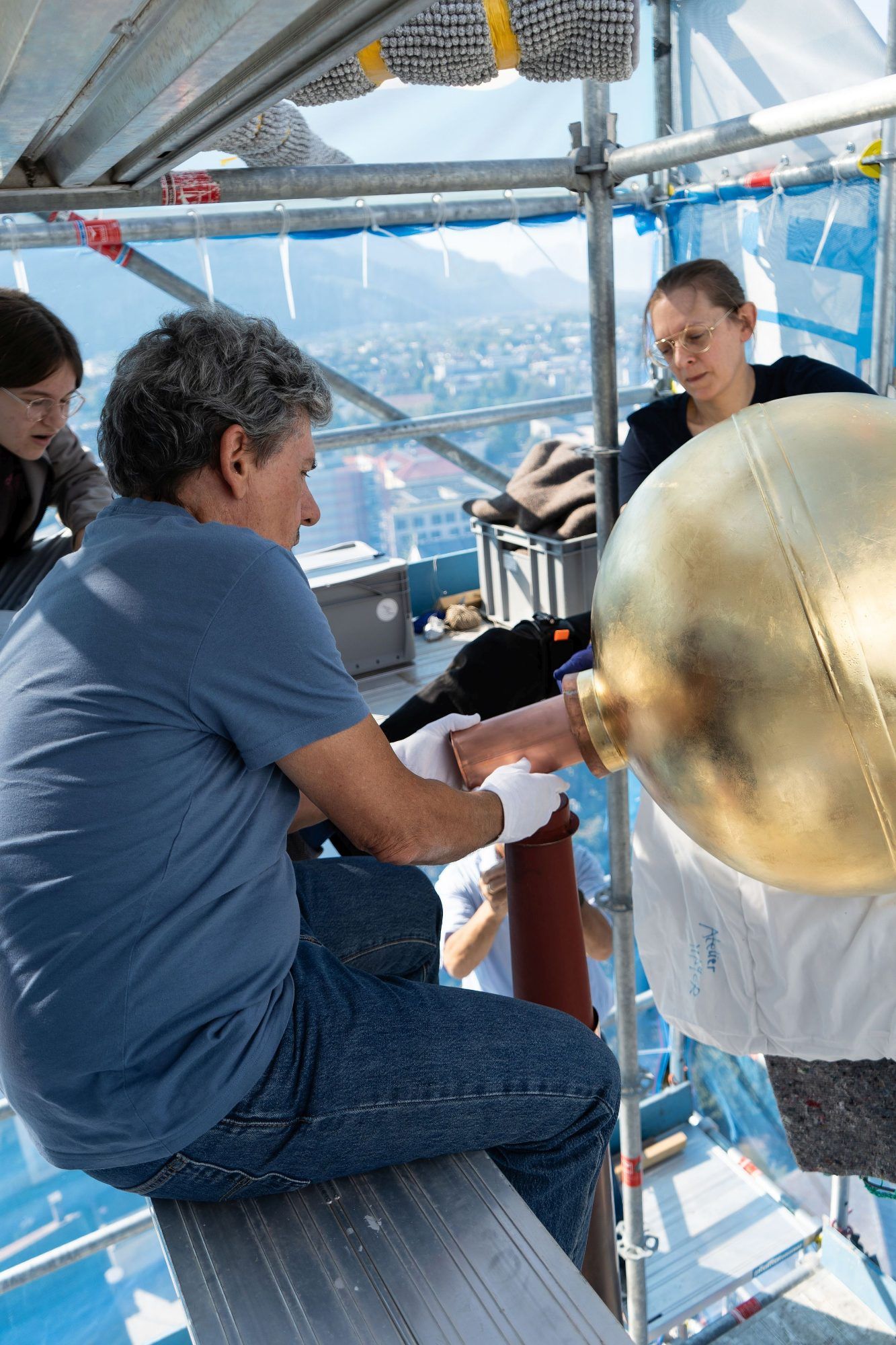Mit viel Fachwissen und Handarbeit arbeitete das Team an der neuen Turmzier der St. Martinskirche.