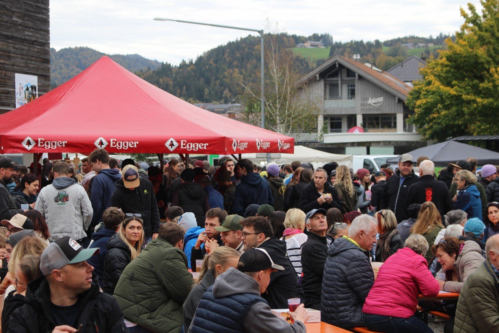Der Dorfplatz wurde samt gesperrter Straße zum Markt-Zentrum.