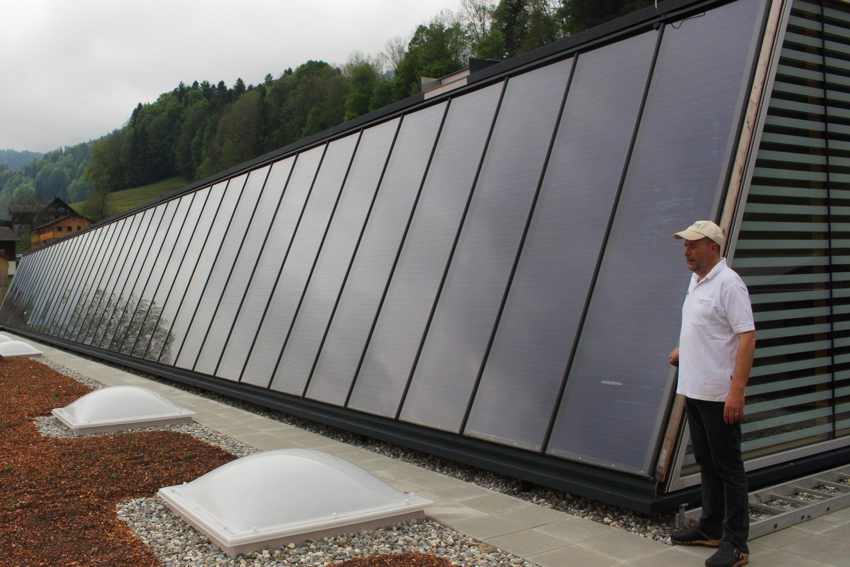 Der unternehmerische Mut, ein neuartiges Heizsystem mit einer riesigen Solaranlage – einer der größten im Land – auf dem Dach des neuen Betriebsgebäudes zu installieren, hat sich für Ingo Metzler gelohnt: Die Heizkosten konnten damit um rund 80 Prozent gesenkt werden.