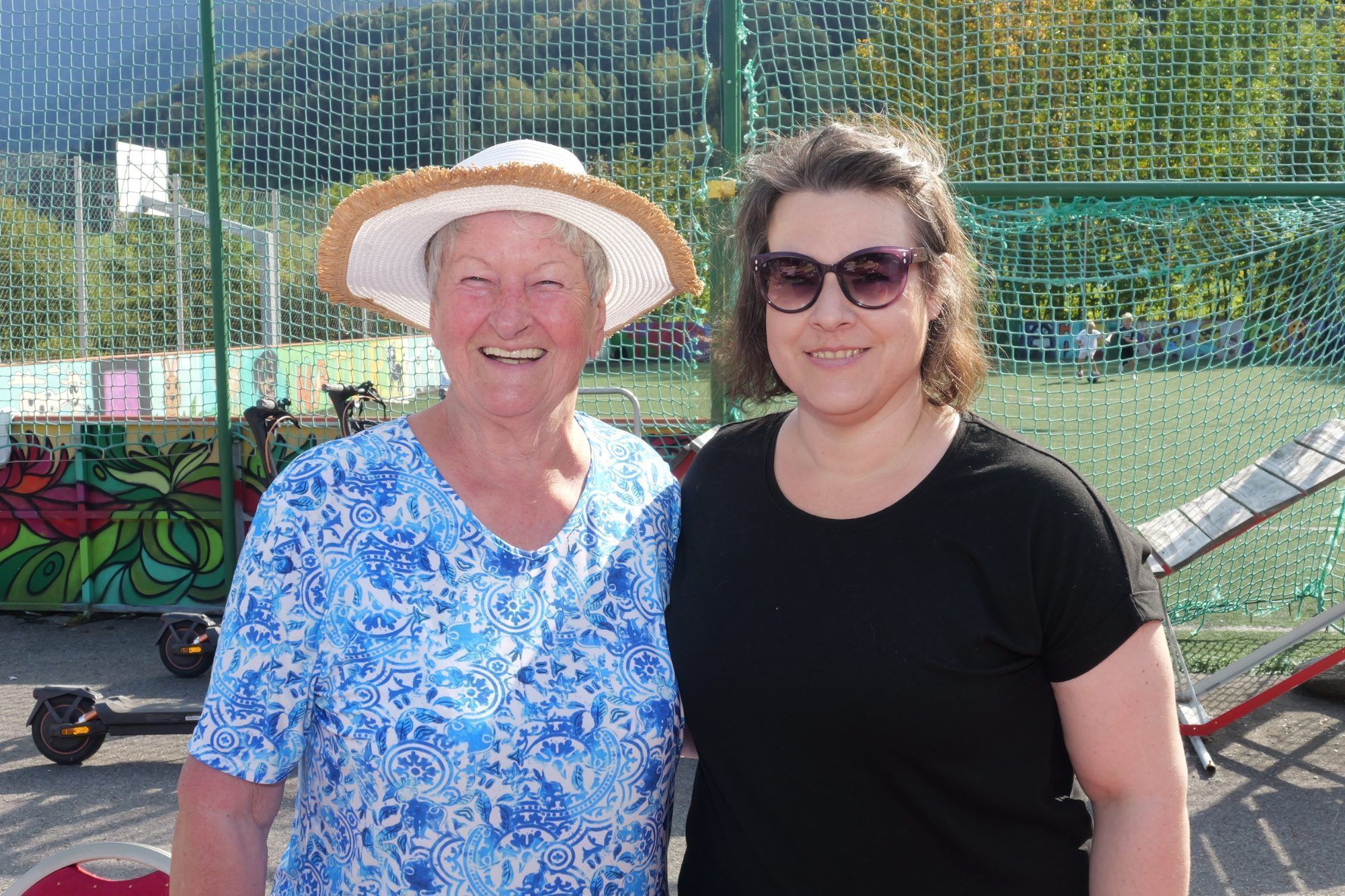 Ingrid Dickbauer und Carmen Plangger luden zum Shopping auf den Flohmarkt ein.