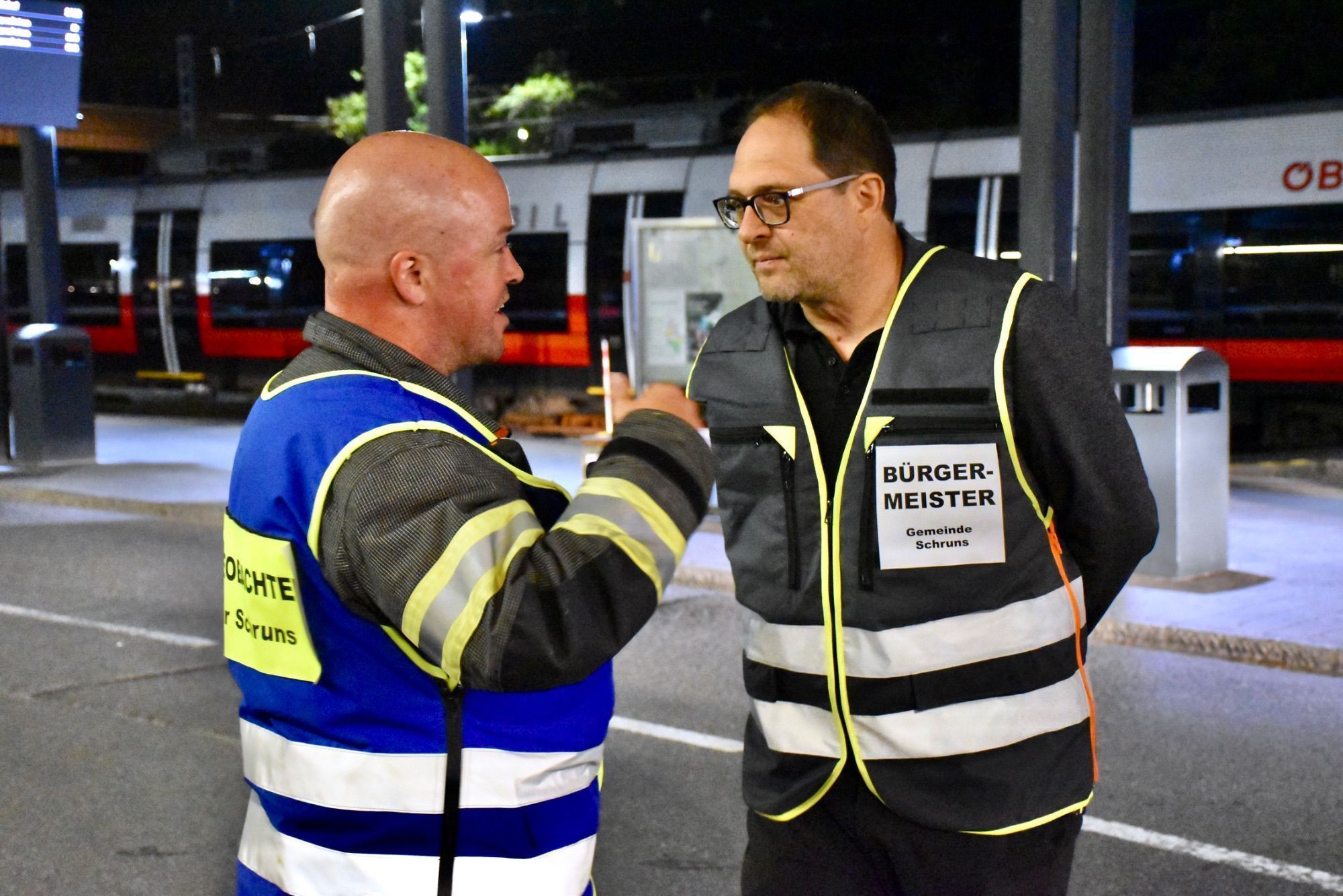 Der ehemalige Schrunser Feuerwehrkommandant Lukas Beck, hier im Gespräch mit Bürgermeister Jürgen Haller, hatte die Übung gemeinsam mit Philipp Neyer bestmöglich vorbereitet.