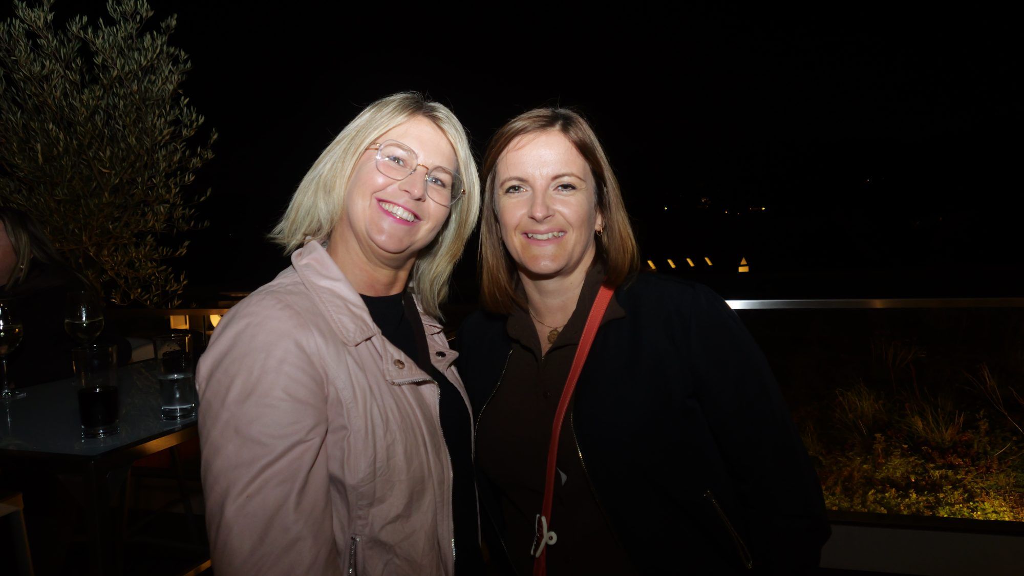 Carmen und Christine nutzten den Rundklang zu einer Auszeit auf dem Balkon des E3 im Montforthaus.