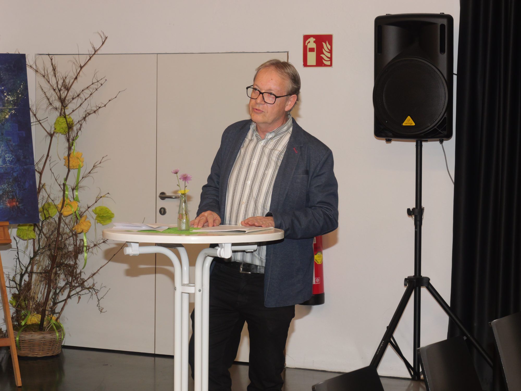 Thomas Welte, Archivar der Marktgemeinde Frastanz, erläuterte bei der Ausstellungseröffnung die Bedeutung der Negrellikarte.