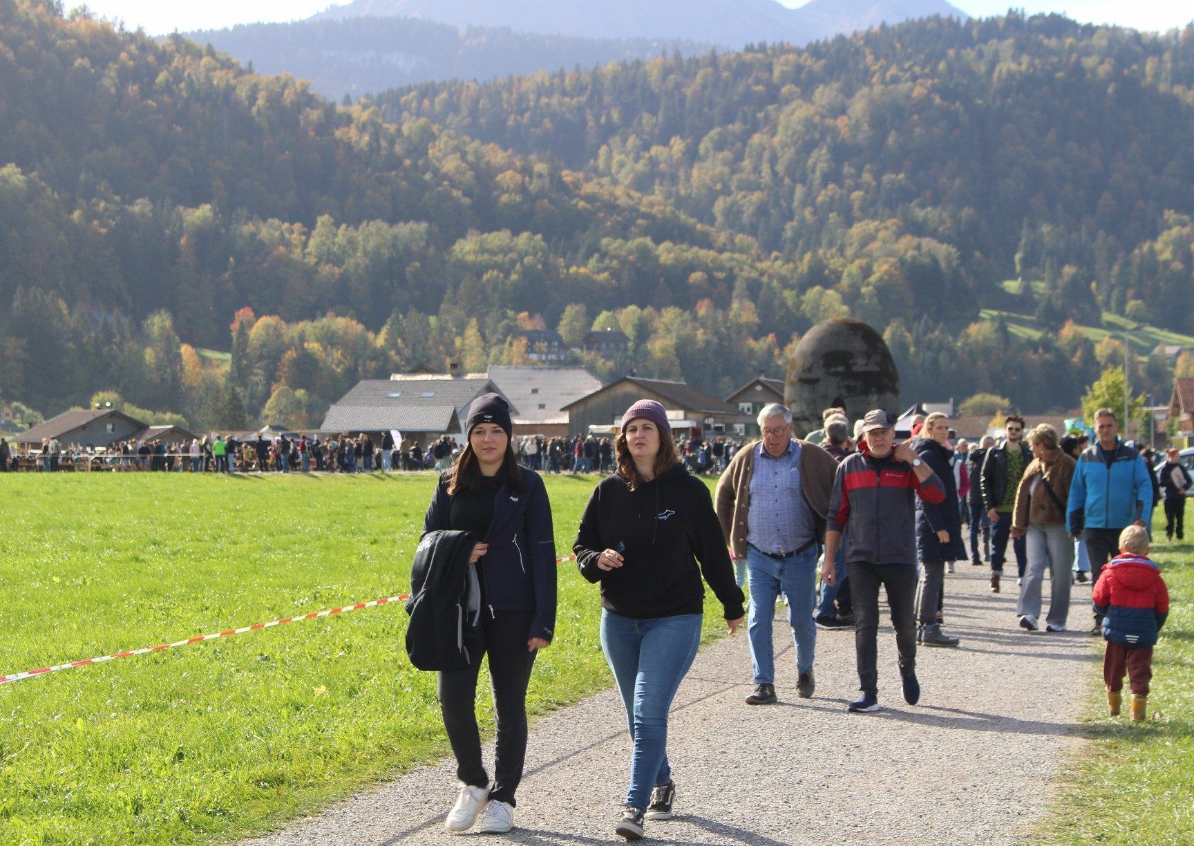 Auf dem Rad- und Fußweg kam man leichter voran . . .