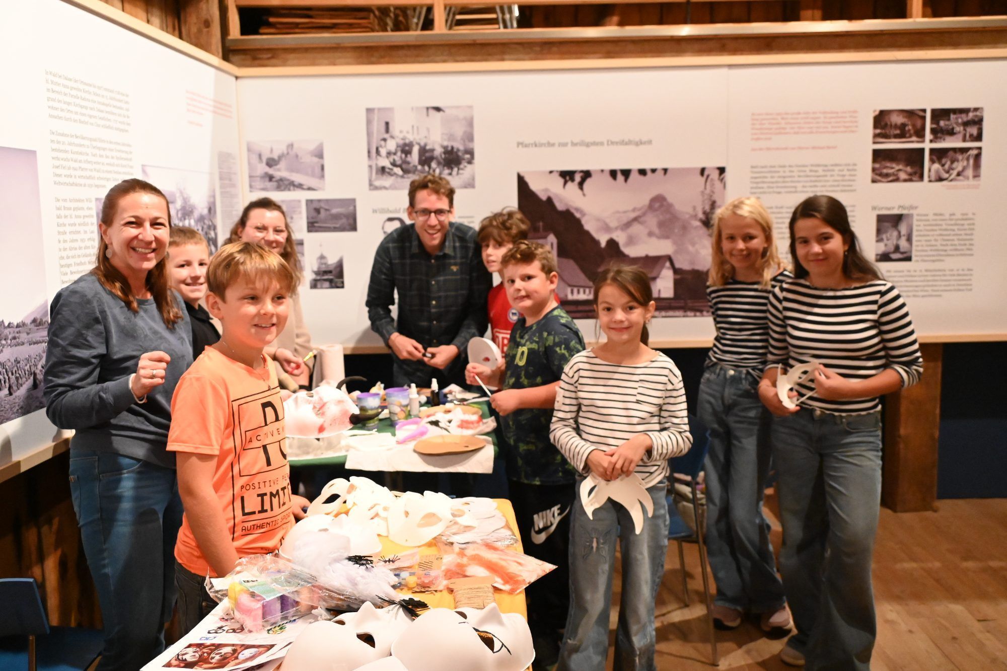 Junge Besucher des Museums bastelten Halloween-Masken.