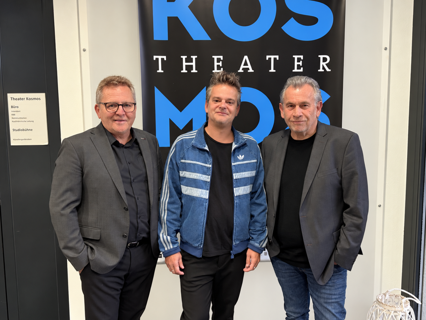 Die Theater Kosmos-Gründer Augustin Jagg und Hubert Dragaschnig mit dem neuen künstlerischen Leiter Josef Maria Krasanovsky vor der Jubiläumsfeier.