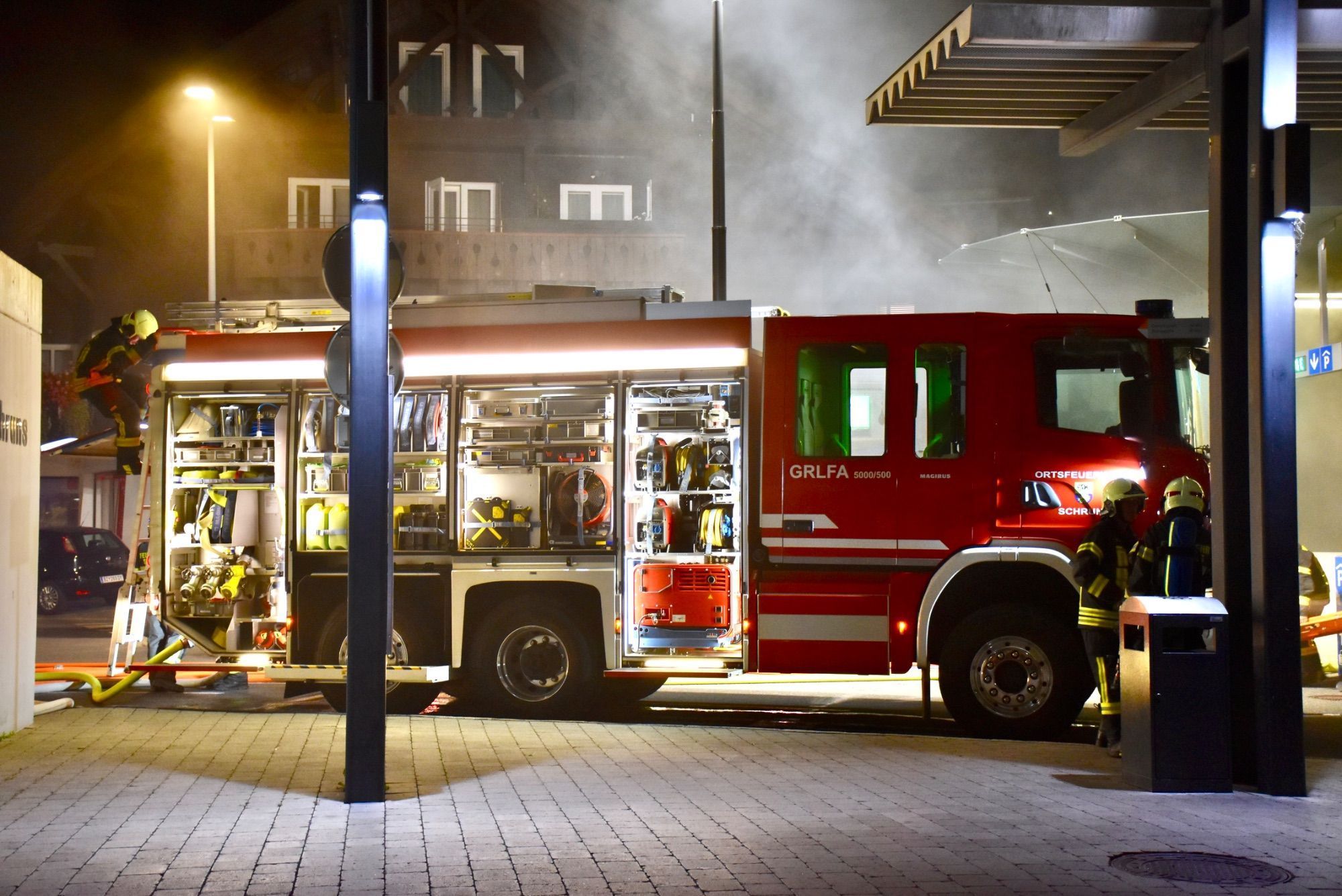 Mindestens 110 Einsatzkräfte von sieben verschiedenen Feuerwehren standen bei der großen Feuerwehrübung bei und in der Tiefgarage am Schrunser Bahnhof im Einsatz. Löschunterstützungsfahrzeuge, kurz LUF, stellten die Feuerwehr Braz und die Feuerwehr Illwerke zur Verfügung. Den Nebel machte die Feuerwehr Zwischenwasser.