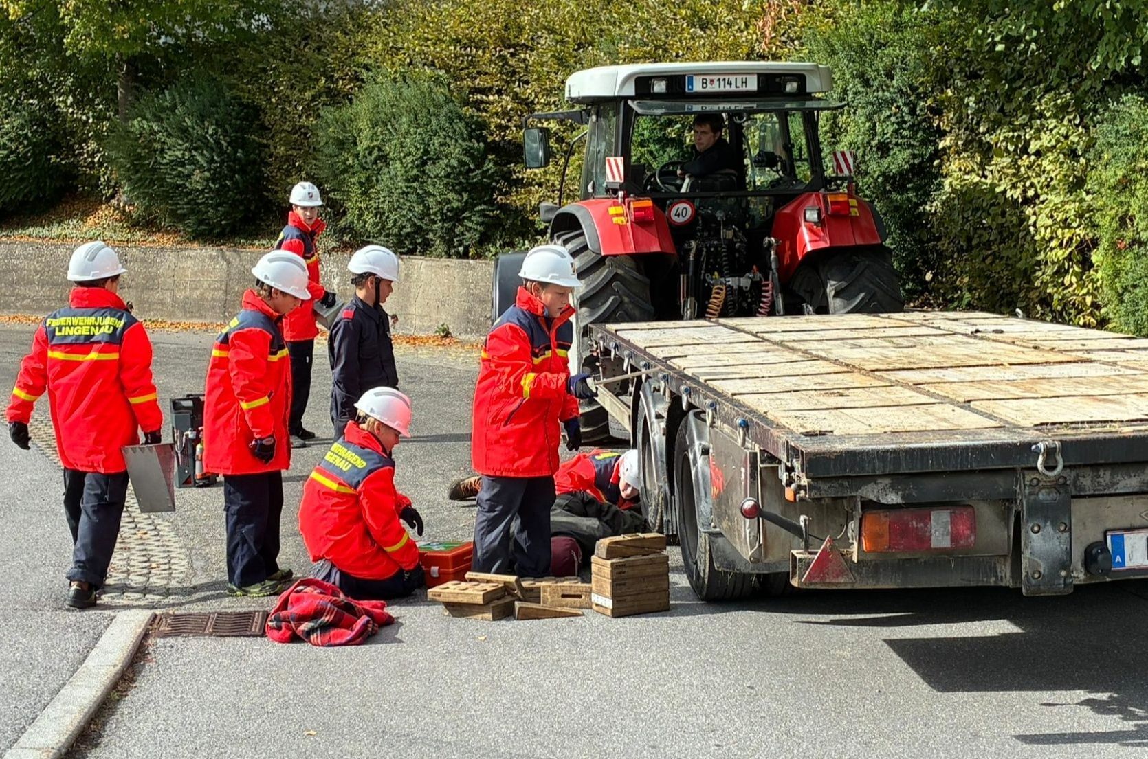 Zwei unter einem Traktoranhänger eingeklemmte Personen waren zu bergen.
